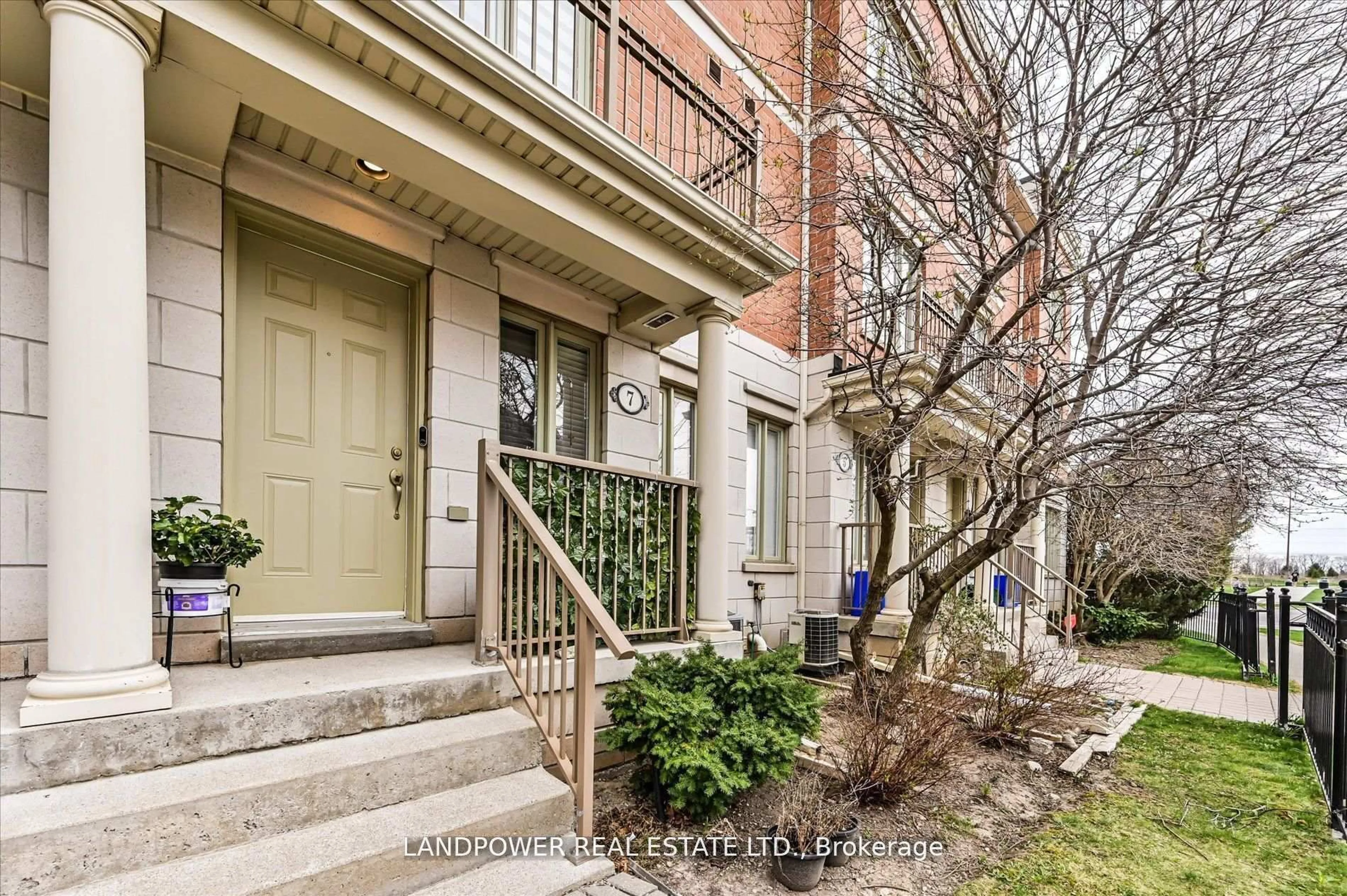 Indoor entryway for 7 Saddlecreek Dr, Markham Ontario L3T 0A4