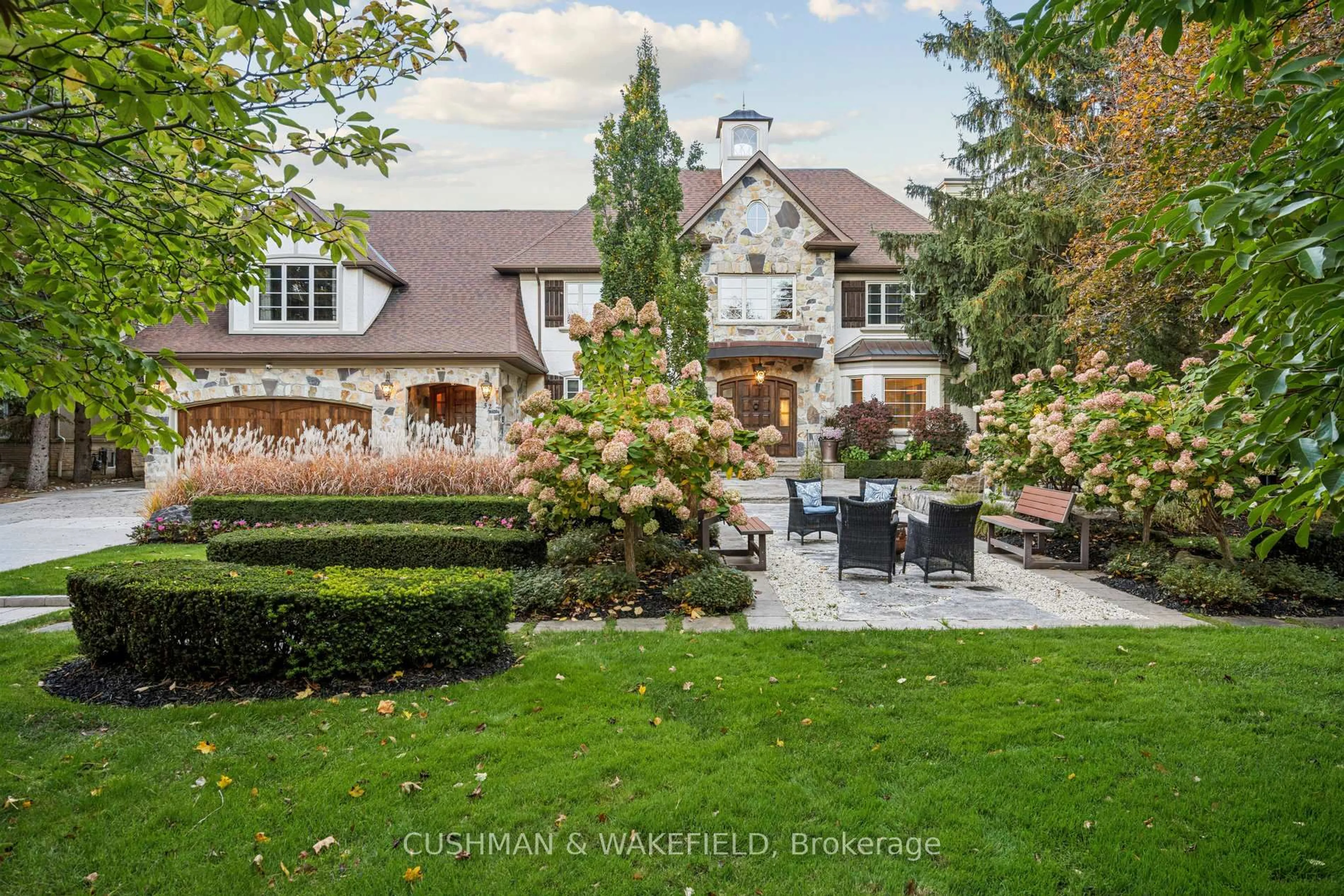 A pic from outside/outdoor area/front of a property/back of a property/a pic from drone, street for 32 Wembley Ave, Markham Ontario L3R 2A9