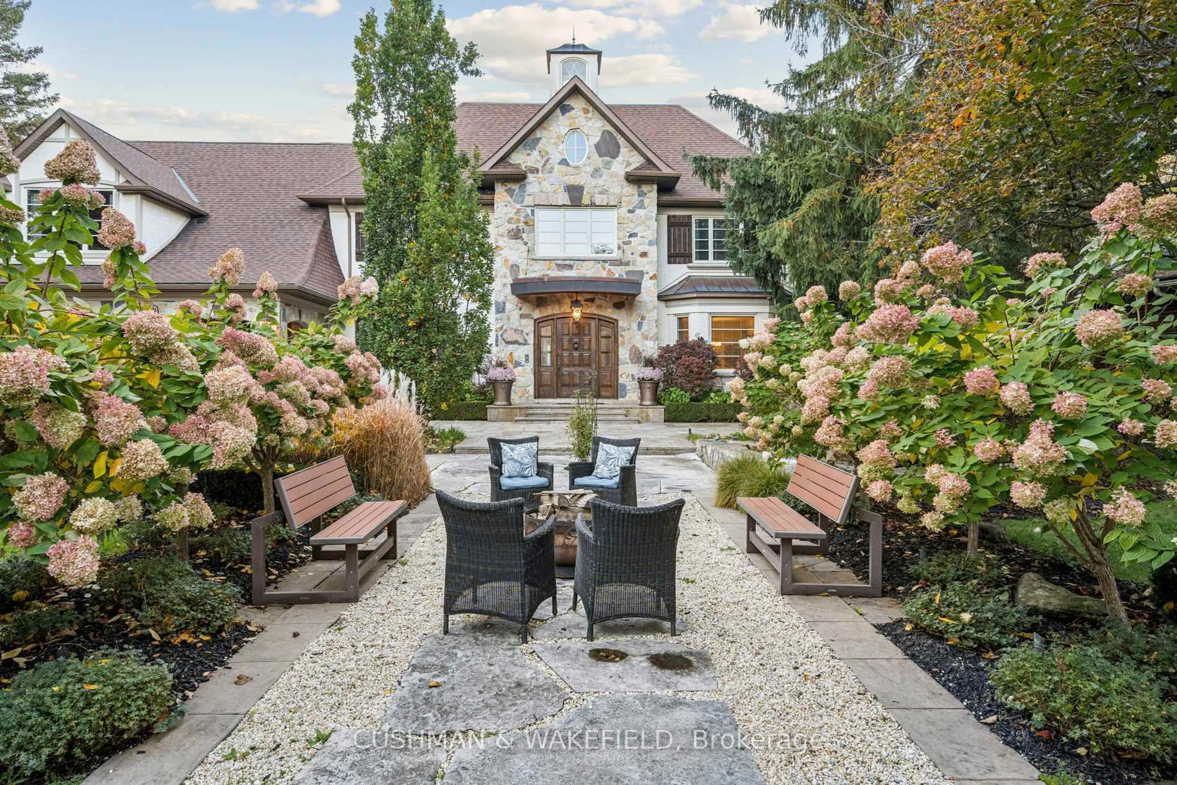 Patio, street for 32 Wembley Ave, Markham Ontario L3R 2A9