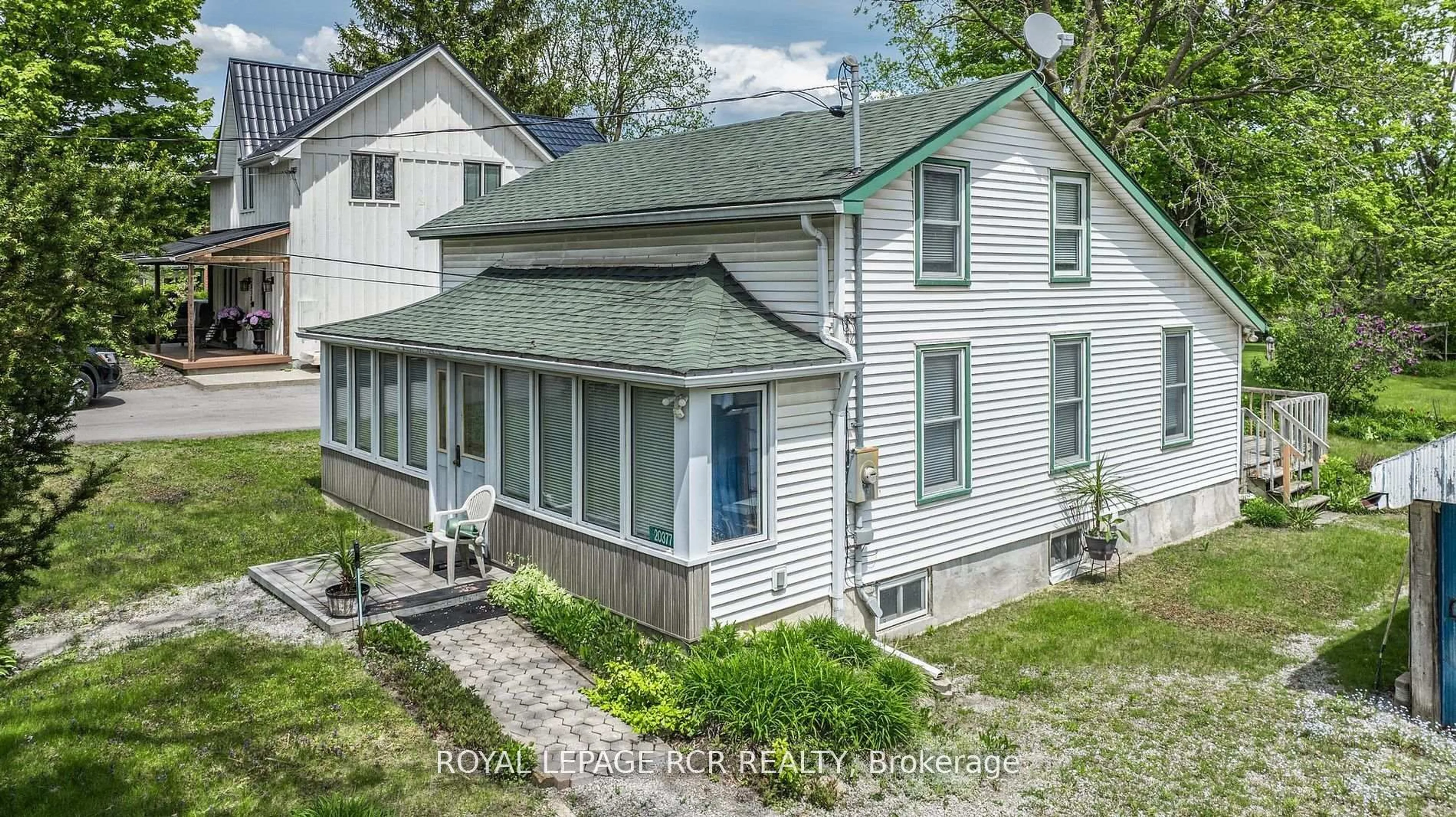 A pic from outside/outdoor area/front of a property/back of a property/a pic from drone, building for 20377 Leslie St, East Gwillimbury Ontario L0G 1R0