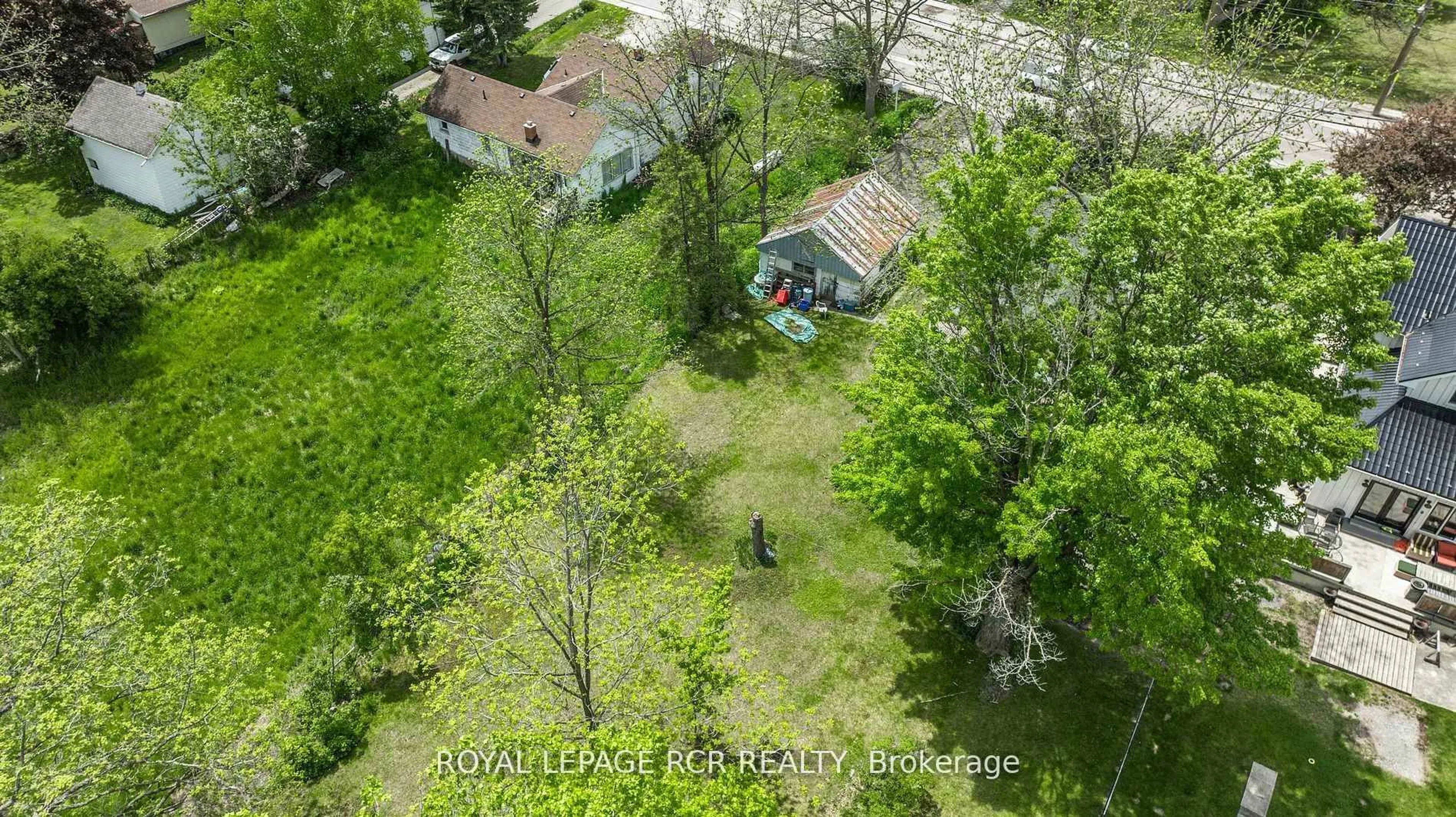 A pic from outside/outdoor area/front of a property/back of a property/a pic from drone, street for 20377 Leslie St, East Gwillimbury Ontario L0G 1R0