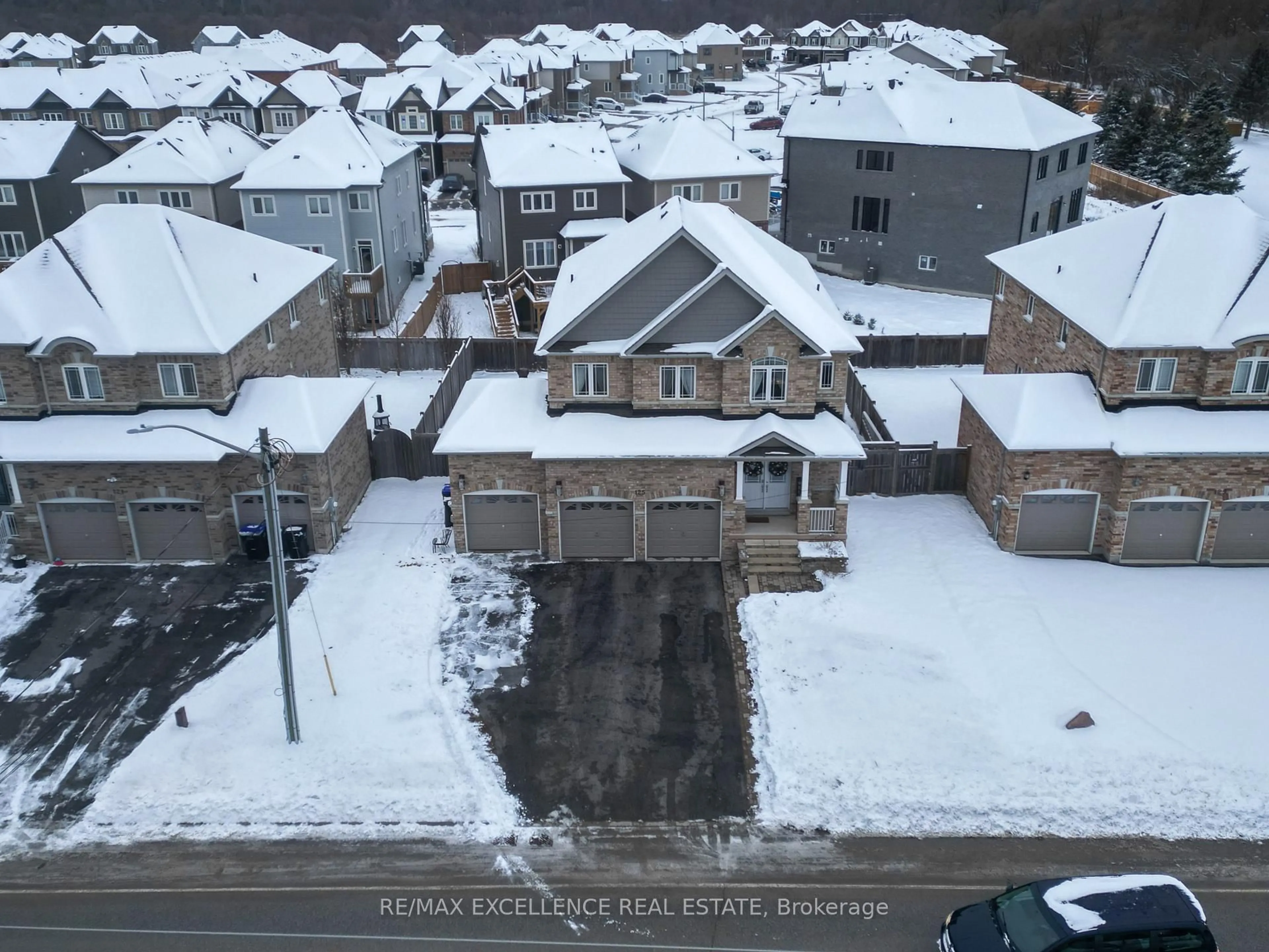 A pic from outside/outdoor area/front of a property/back of a property/a pic from drone, street for 125 Centre St, Essa Ontario L0M 1B0