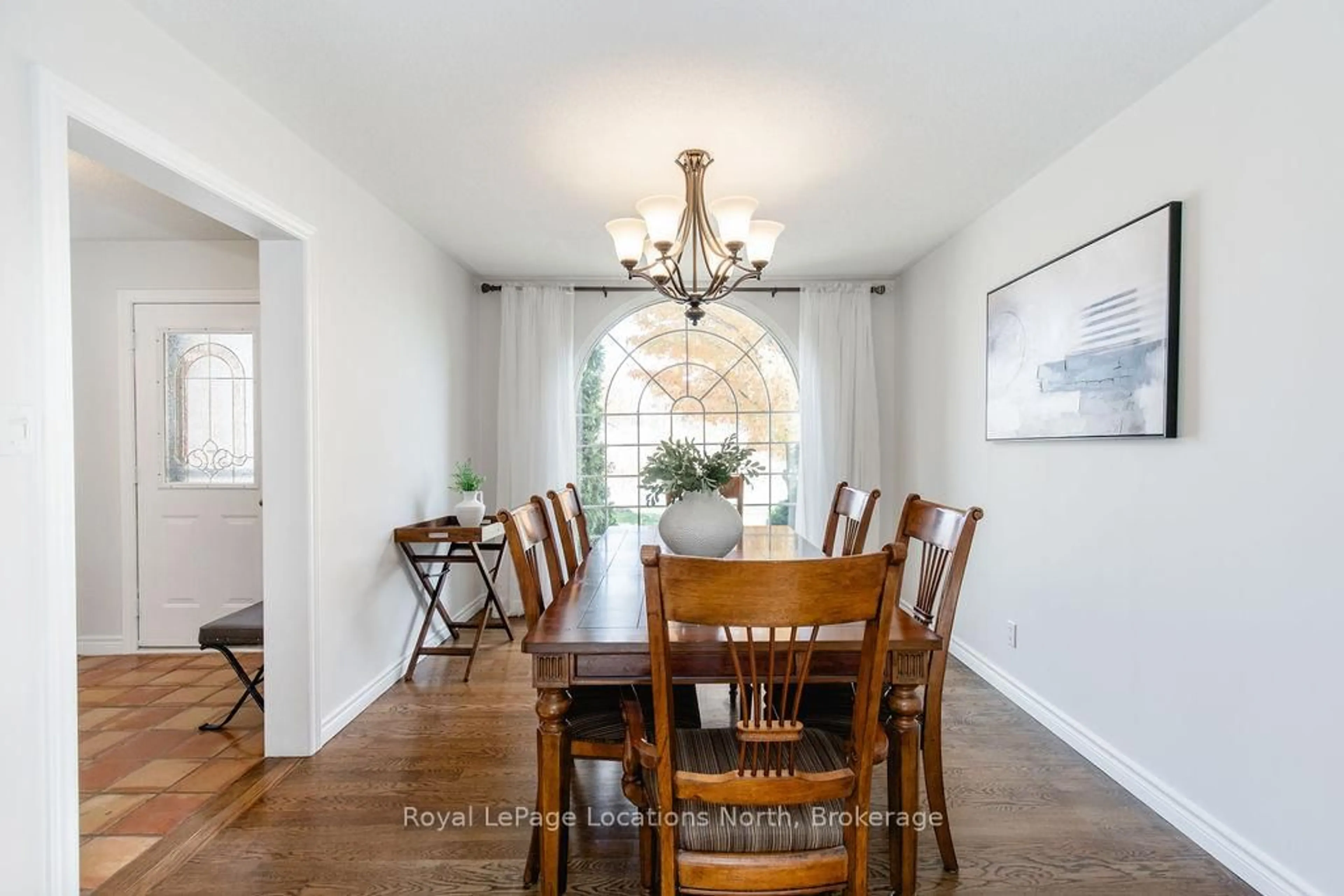 Dining room, wood/laminate floor for 3580 LINDA St, Innisfil Ontario L9S 2L2