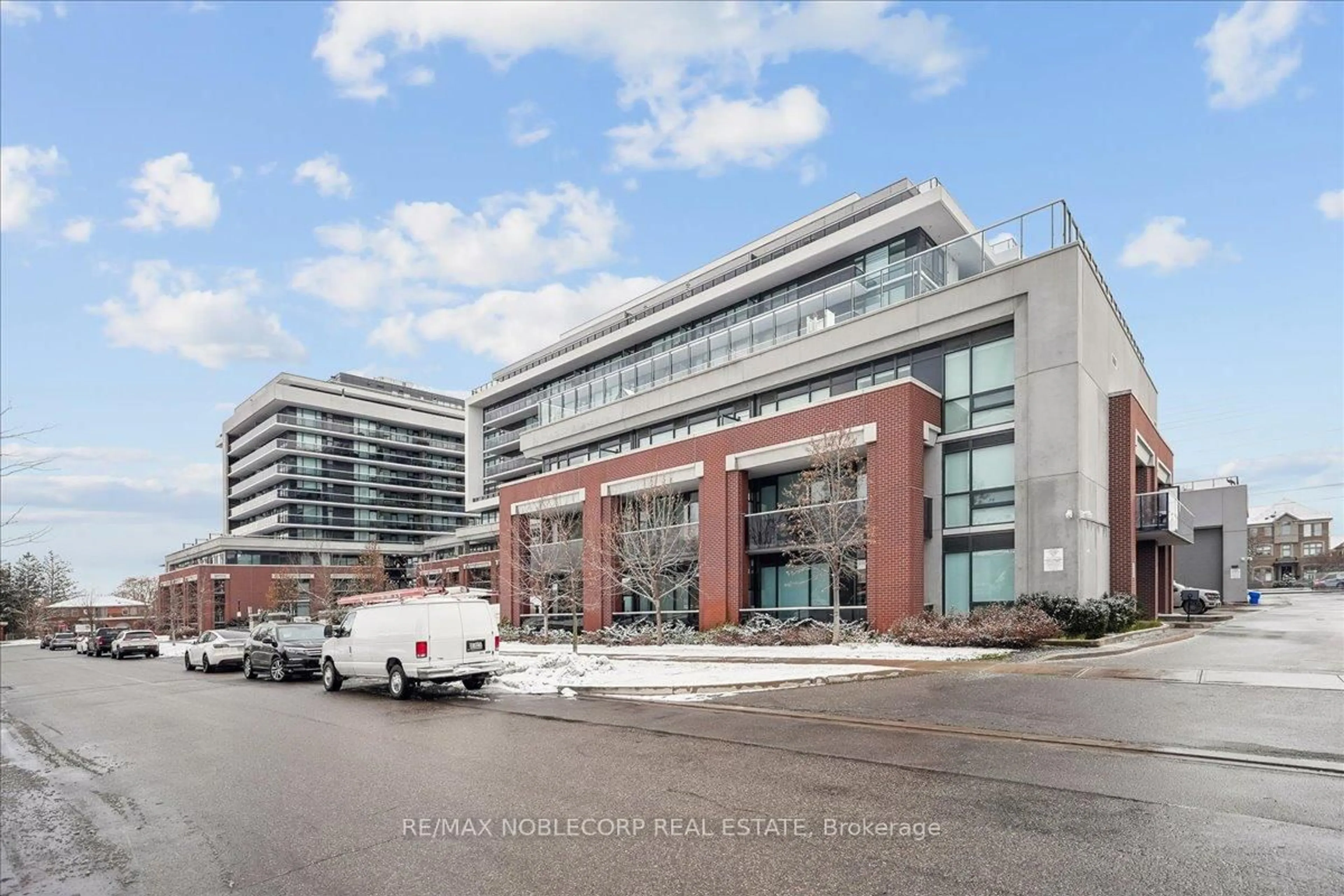 Indoor foyer for 4800 Highway 7 #820, Vaughan Ontario L4L 1H8
