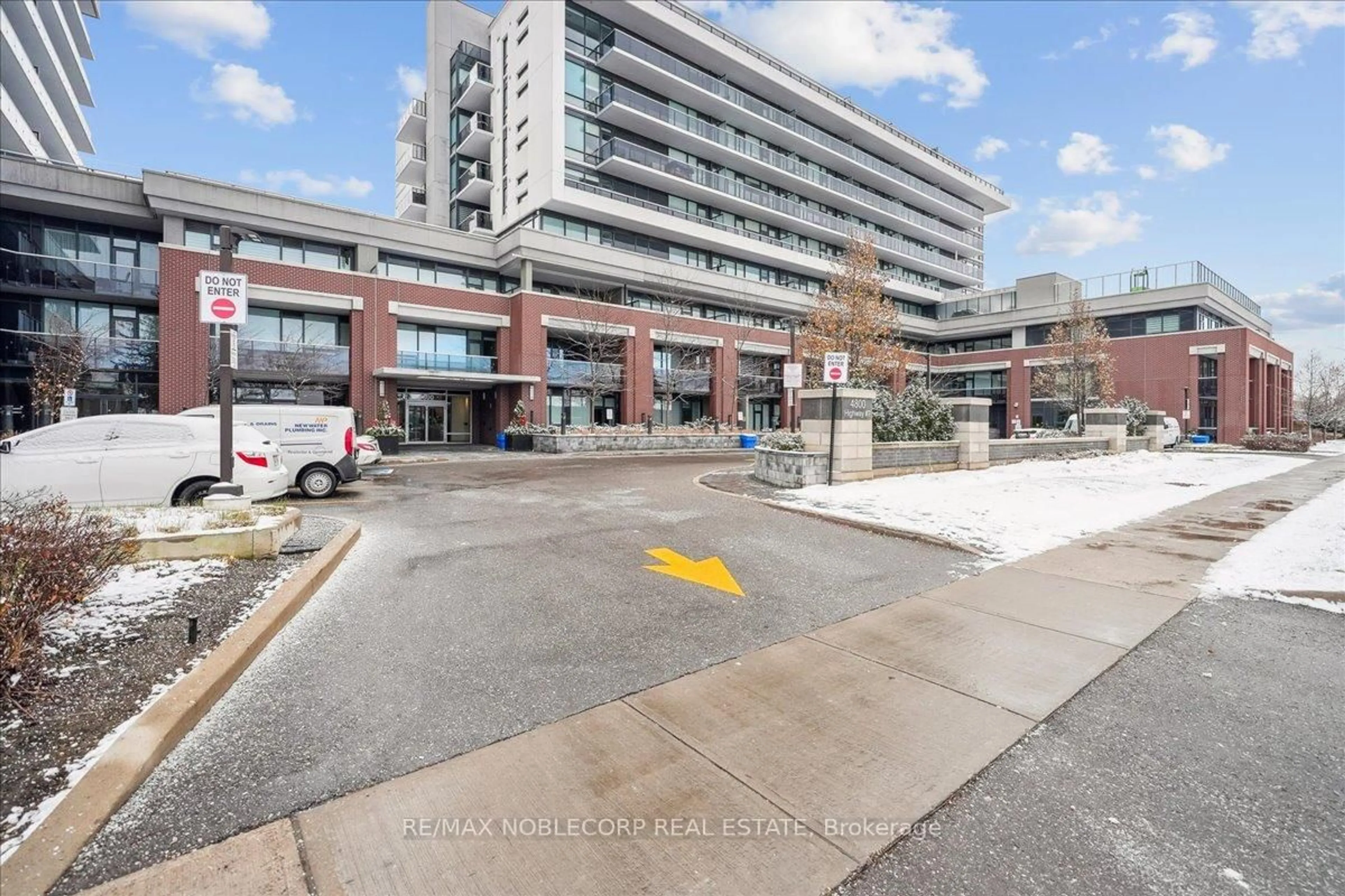 Patio, street for 4800 Highway 7 #820, Vaughan Ontario L4L 1H8