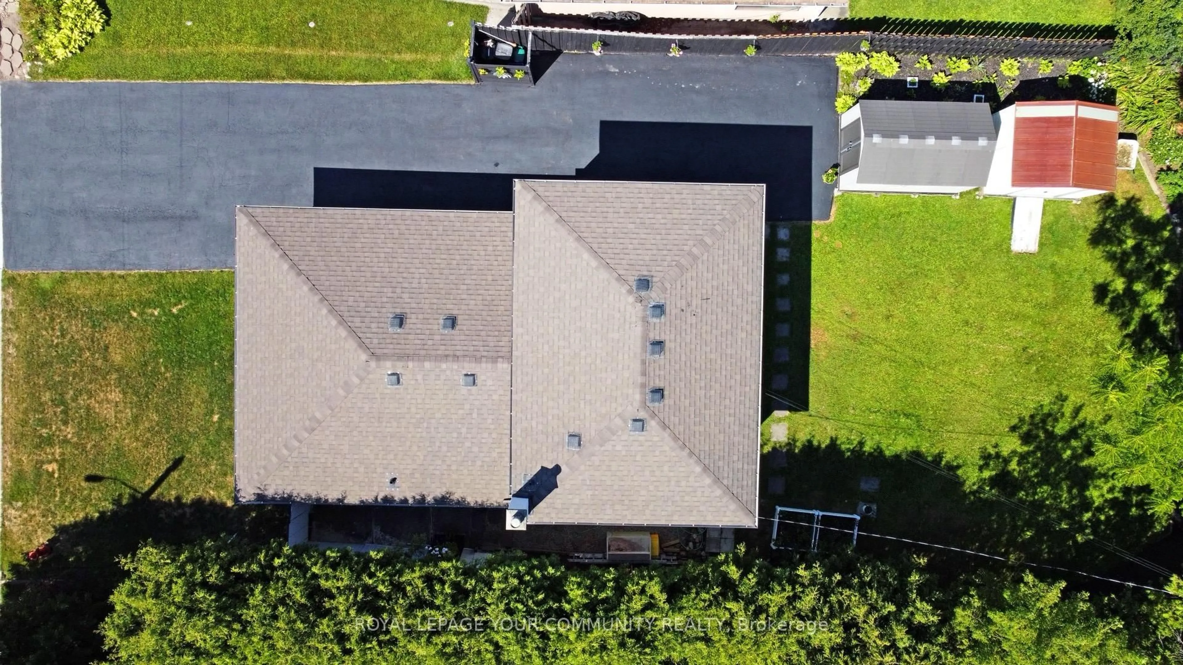 A pic from outside/outdoor area/front of a property/back of a property/a pic from drone, building for 26 Kemano Rd, Aurora Ontario L4G 2Y3