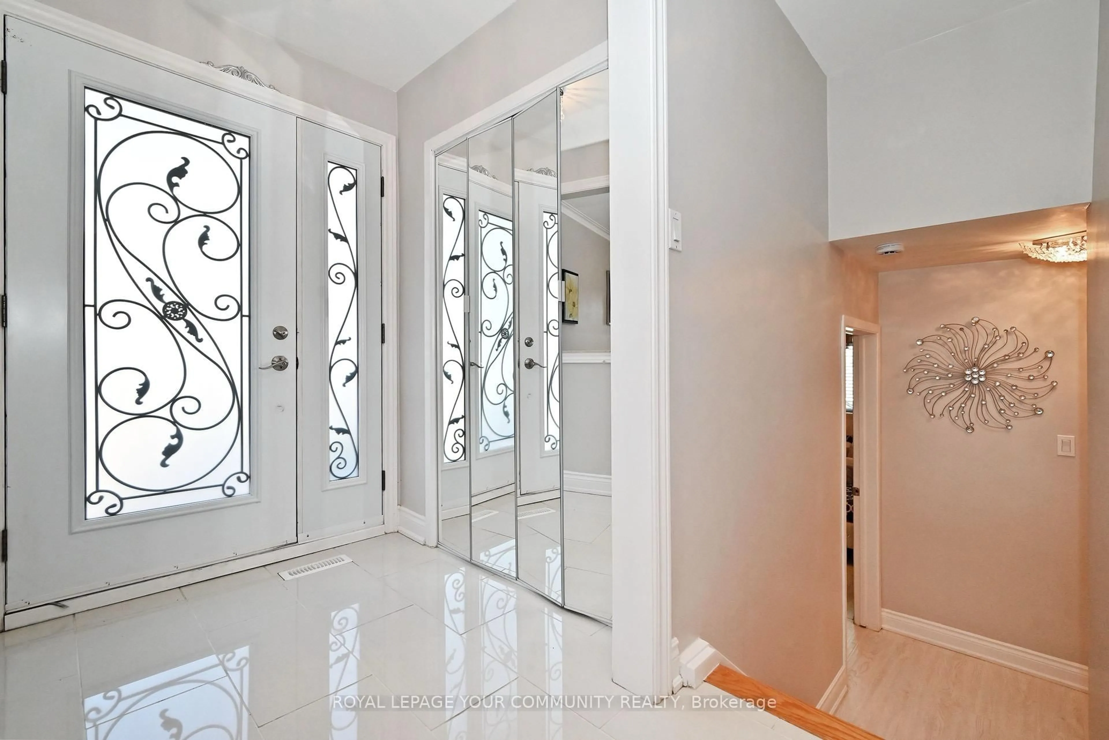 Indoor foyer for 26 Kemano Rd, Aurora Ontario L4G 2Y3