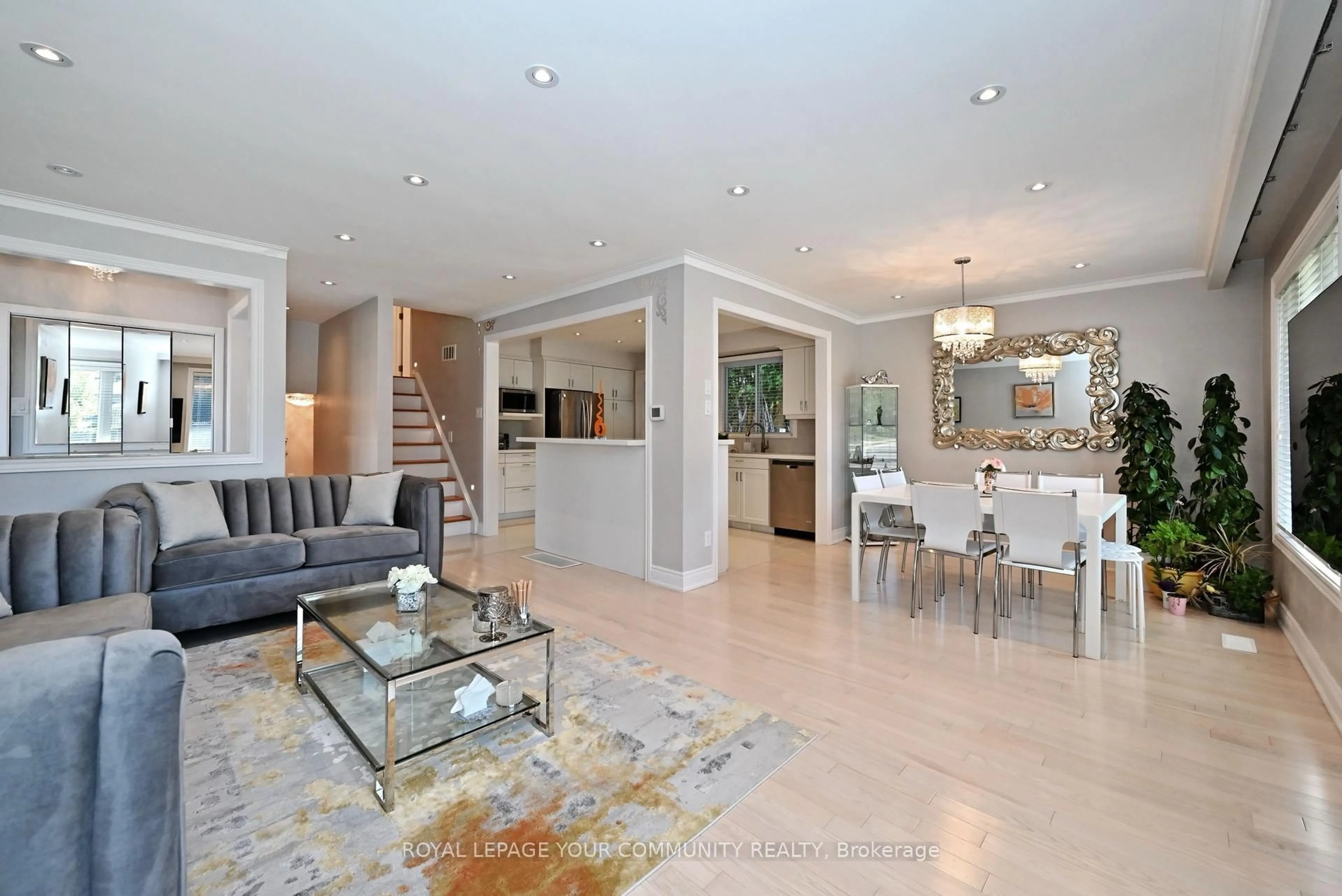 Open concept kitchen, ceramic/tile floor for 26 Kemano Rd, Aurora Ontario L4G 2Y3