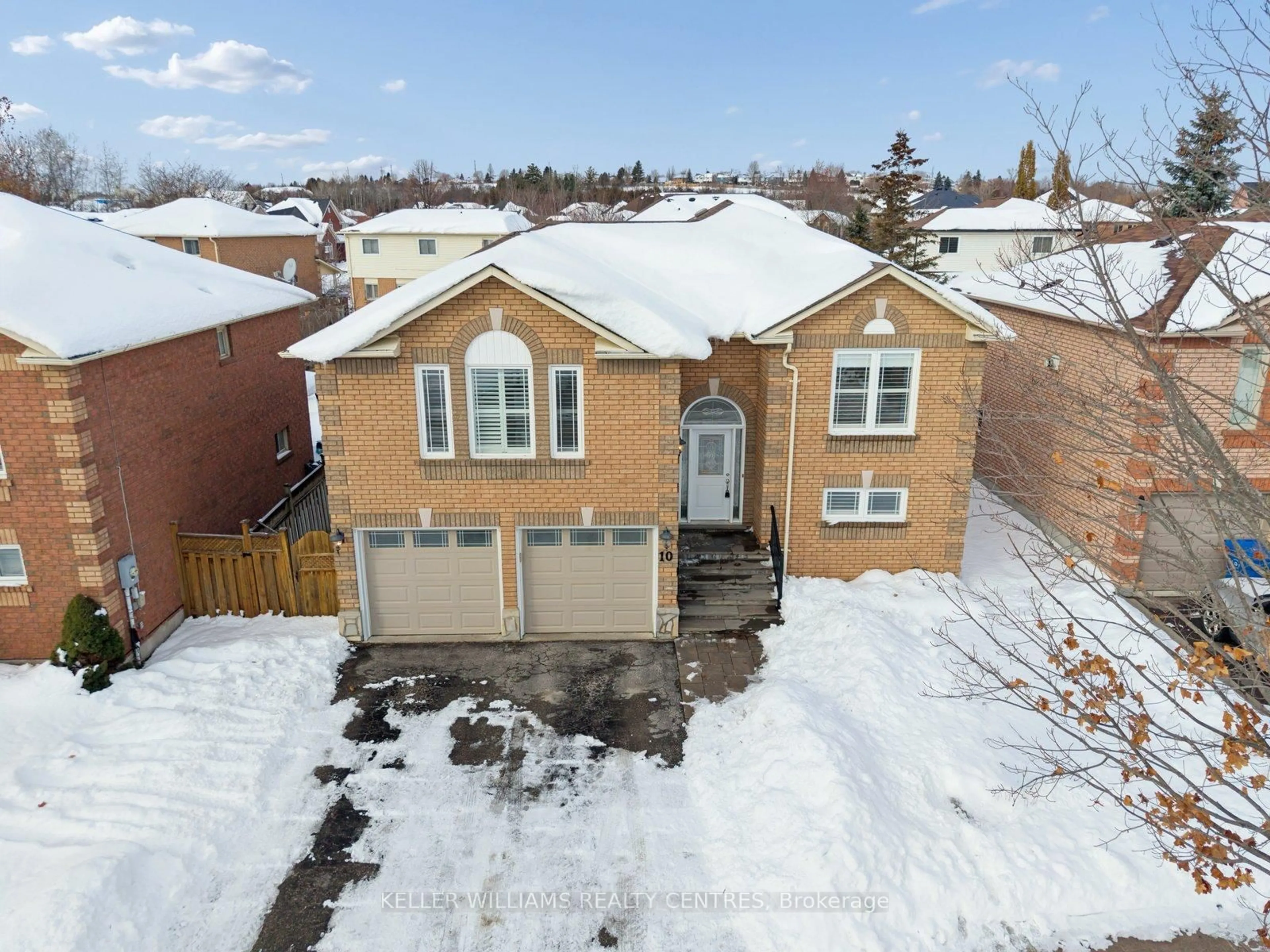 A pic from outside/outdoor area/front of a property/back of a property/a pic from drone, street for 10 Margaret Pl, Georgina Ontario L4P 3X2