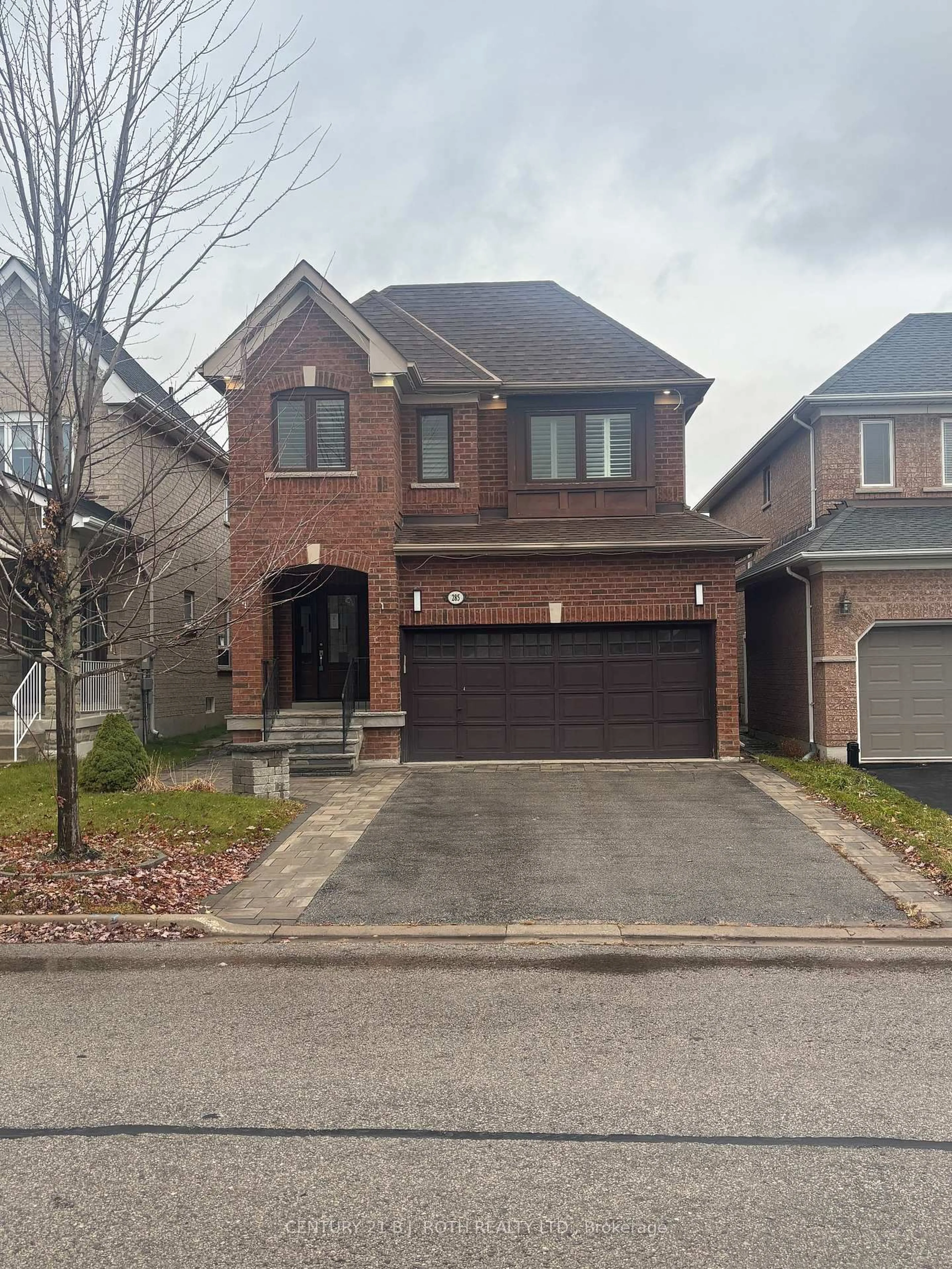 Home with brick exterior material, street for 285 Mcbride Cres, Newmarket Ontario L3X 2W4
