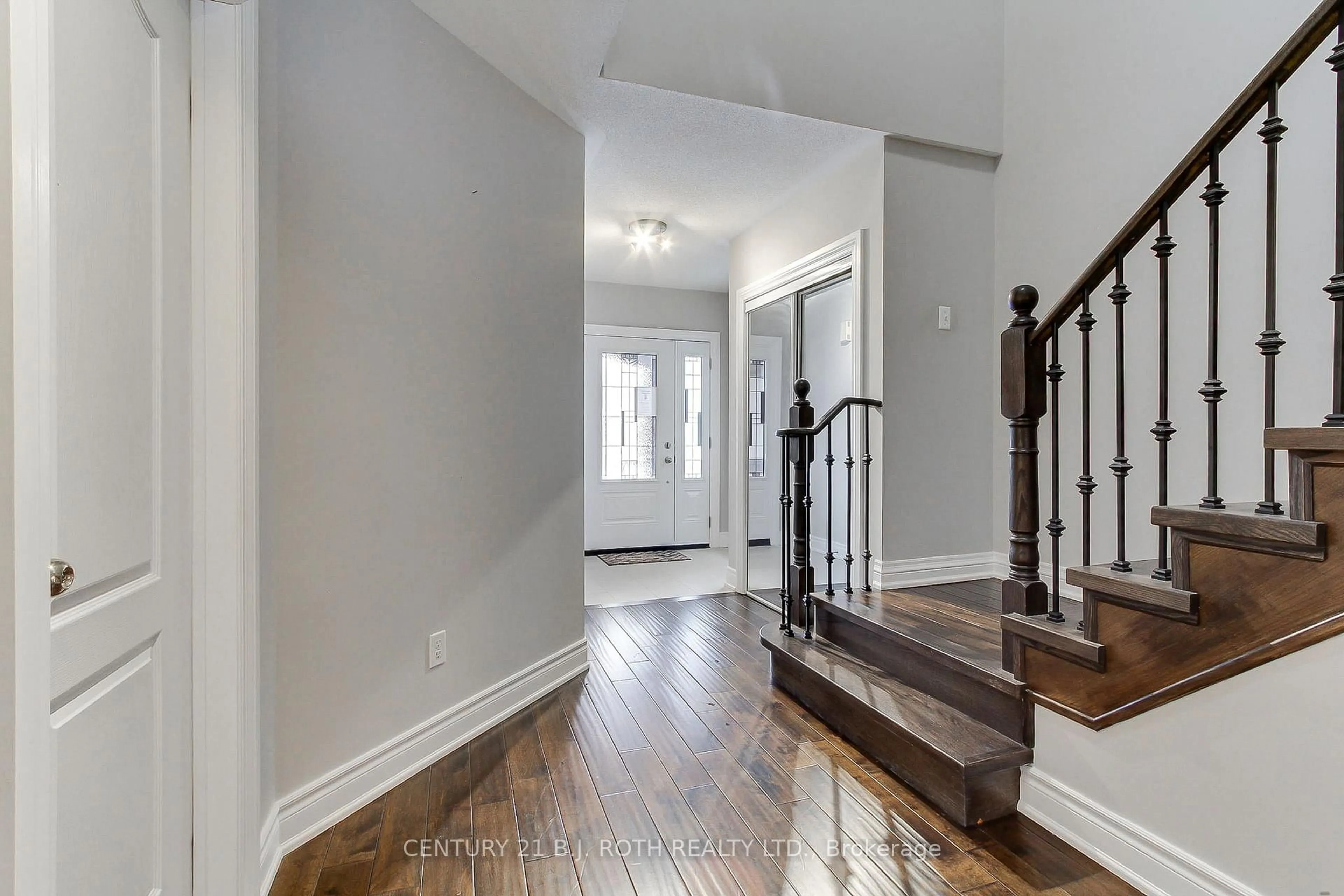 Indoor entryway for 285 Mcbride Cres, Newmarket Ontario L3X 2W4