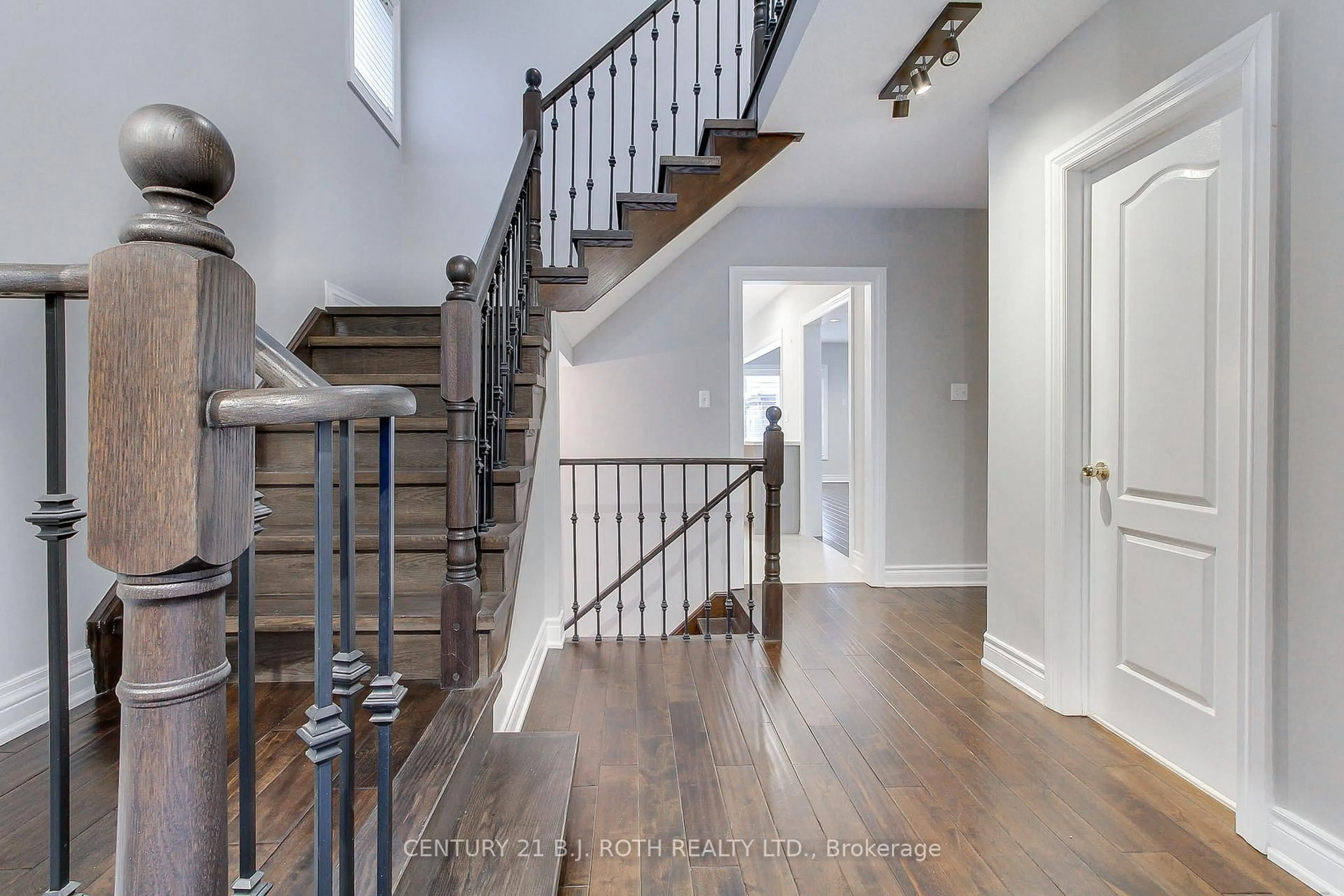 Unknown for 285 Mcbride Cres, Newmarket Ontario L3X 2W4