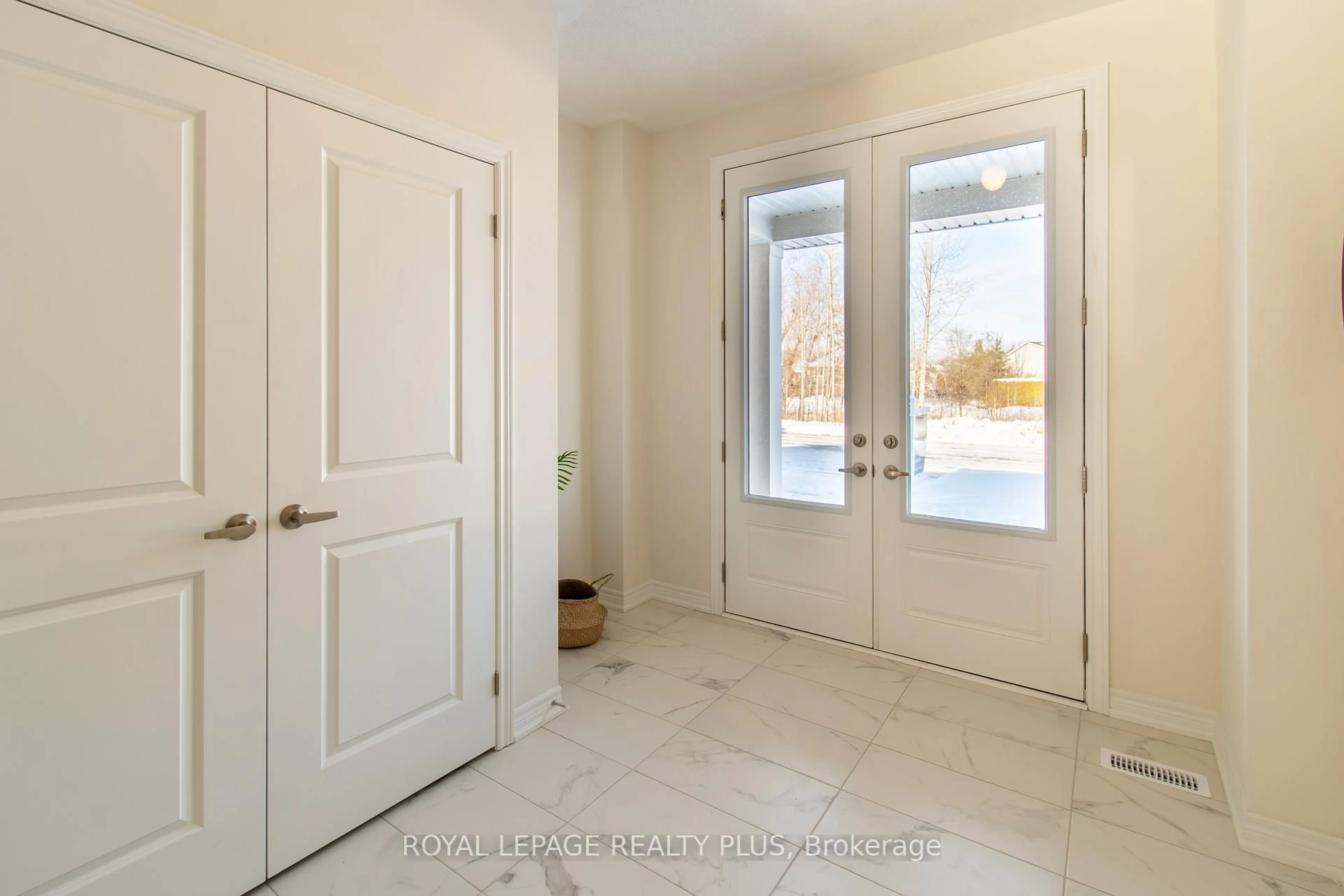 Indoor entryway for 147 Dovedale Dr, Georgina Ontario L4P 0S6