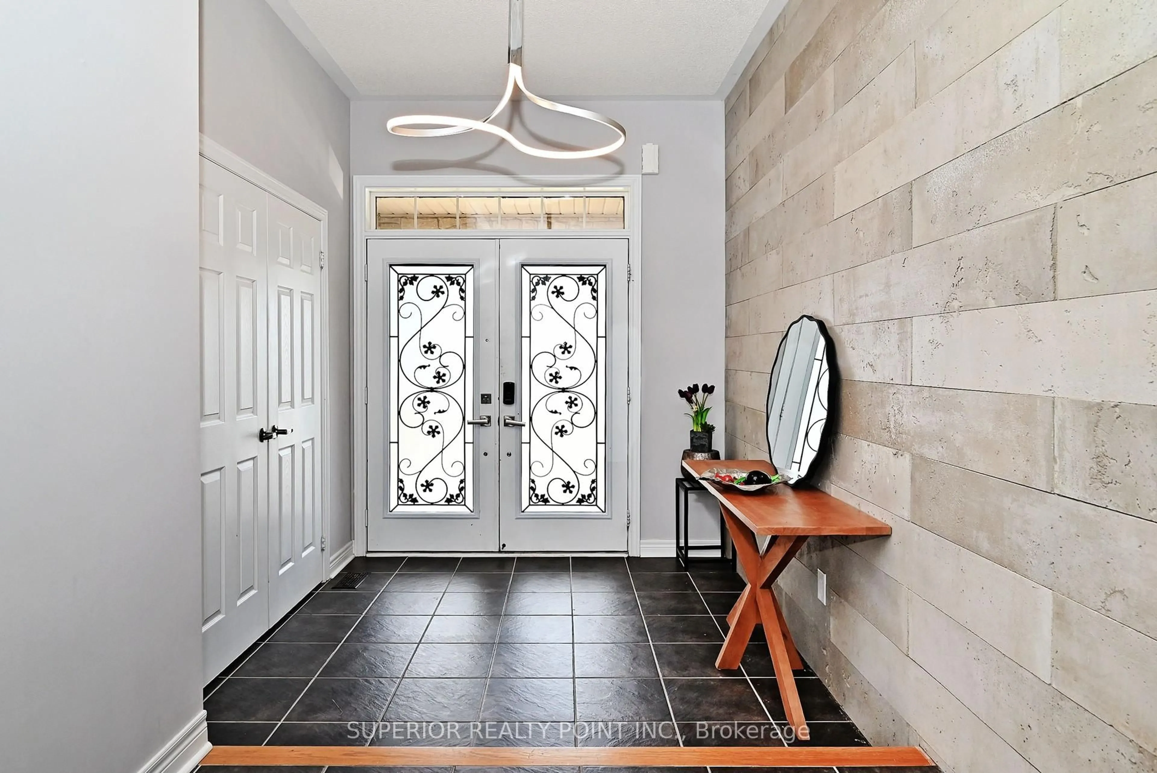 Indoor entryway for 28 Maple Valley Rd, Vaughan Ontario L6A 0X9