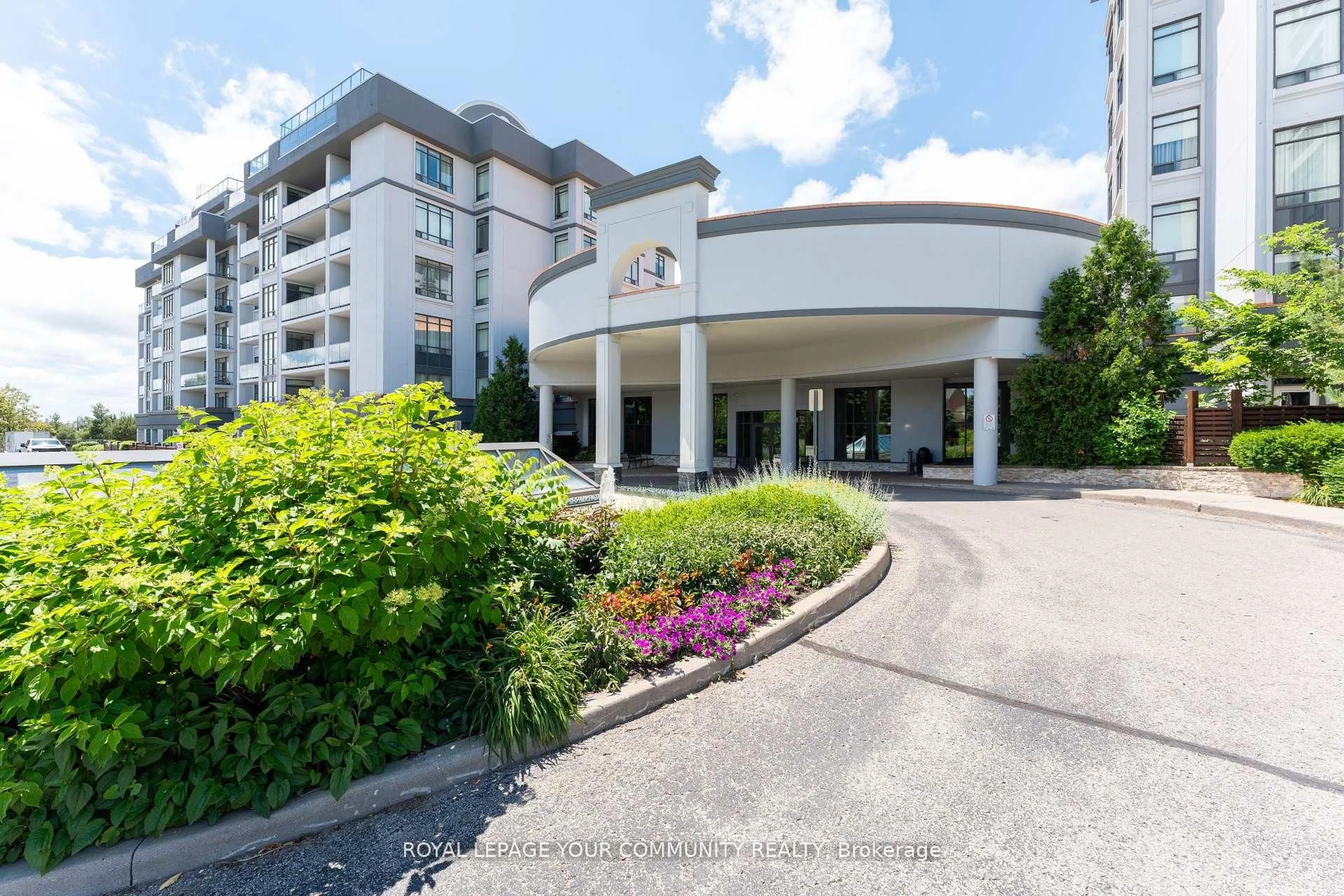 Indoor foyer for 11121 Yonge St #110, Richmond Hill Ontario L4C 0S7