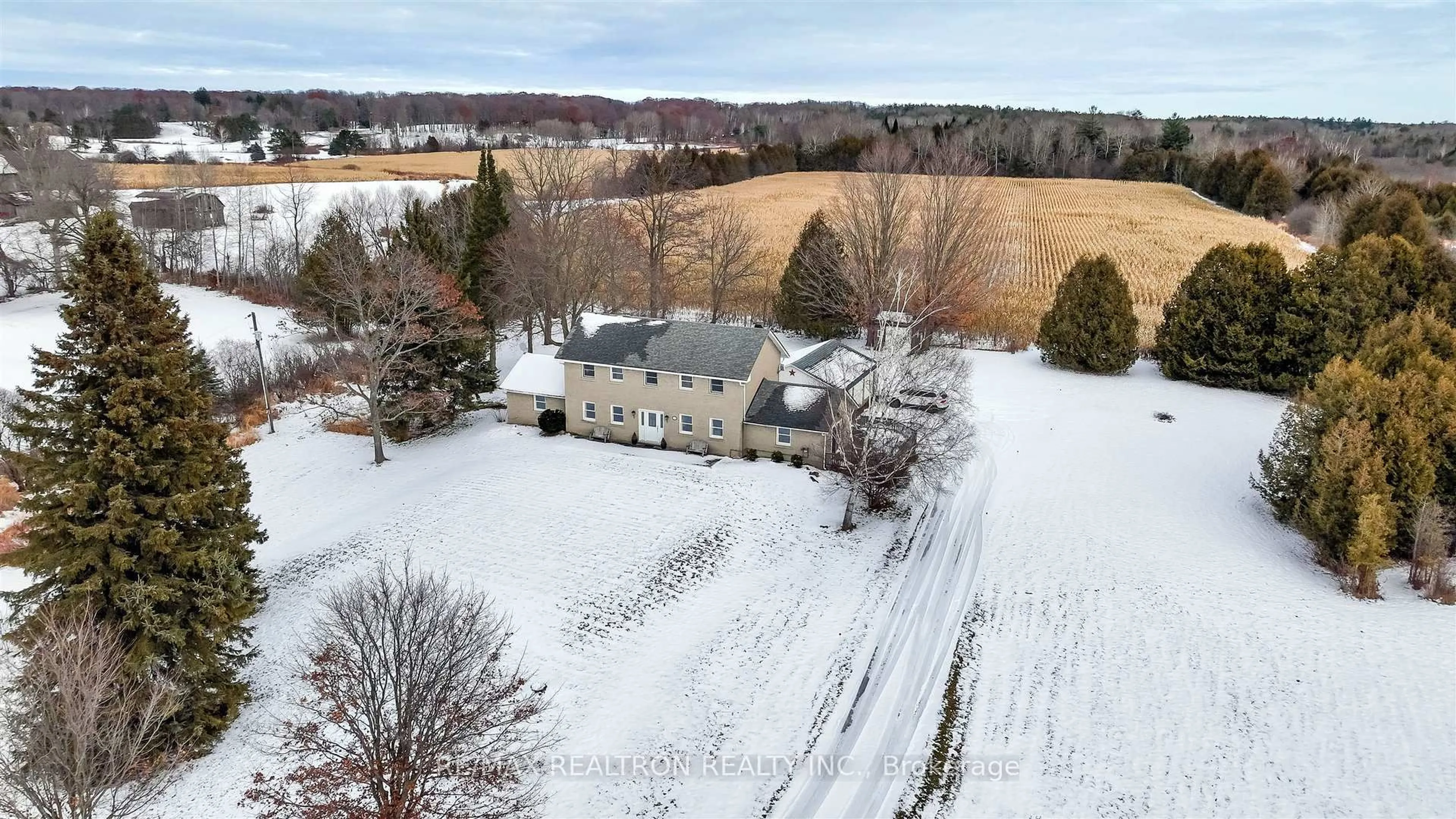 A pic from outside/outdoor area/front of a property/back of a property/a pic from drone, building for 17755 Warden Ave, East Gwillimbury Ontario L0G 1V0