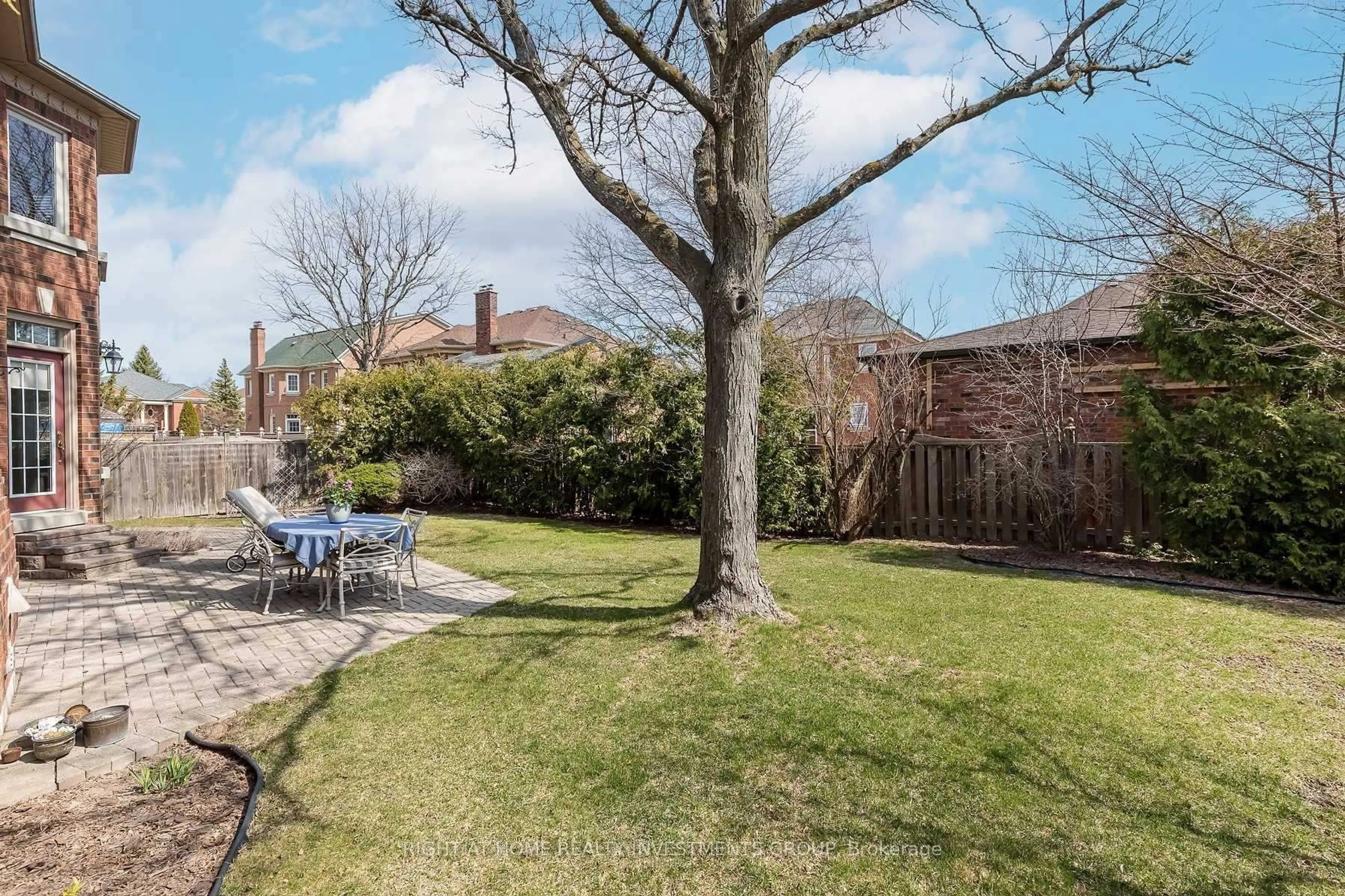A pic from outside/outdoor area/front of a property/back of a property/a pic from drone, street for 5 Falkland Pl, Richmond Hill Ontario L4C 9P3