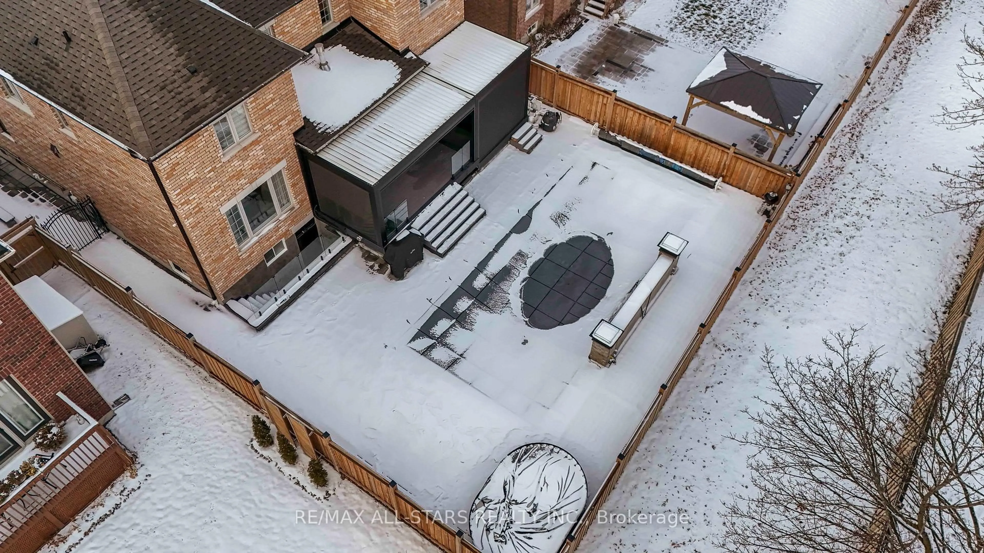 A pic from outside/outdoor area/front of a property/back of a property/a pic from drone, building for 355 Reg Harrison Tr, Newmarket Ontario L3X 0M2