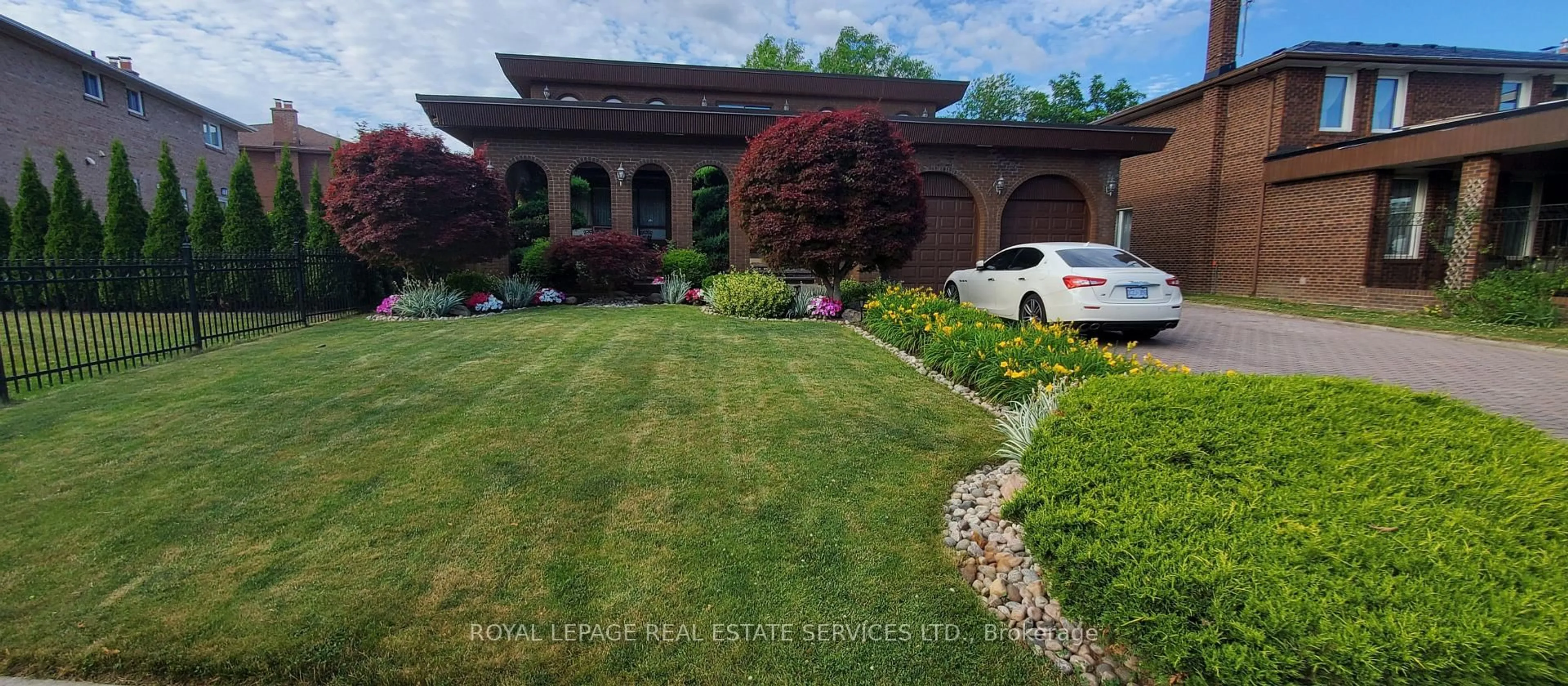 A pic from outside/outdoor area/front of a property/back of a property/a pic from drone, street for 44 Wigwoss Dr, Vaughan Ontario L4L 2P8