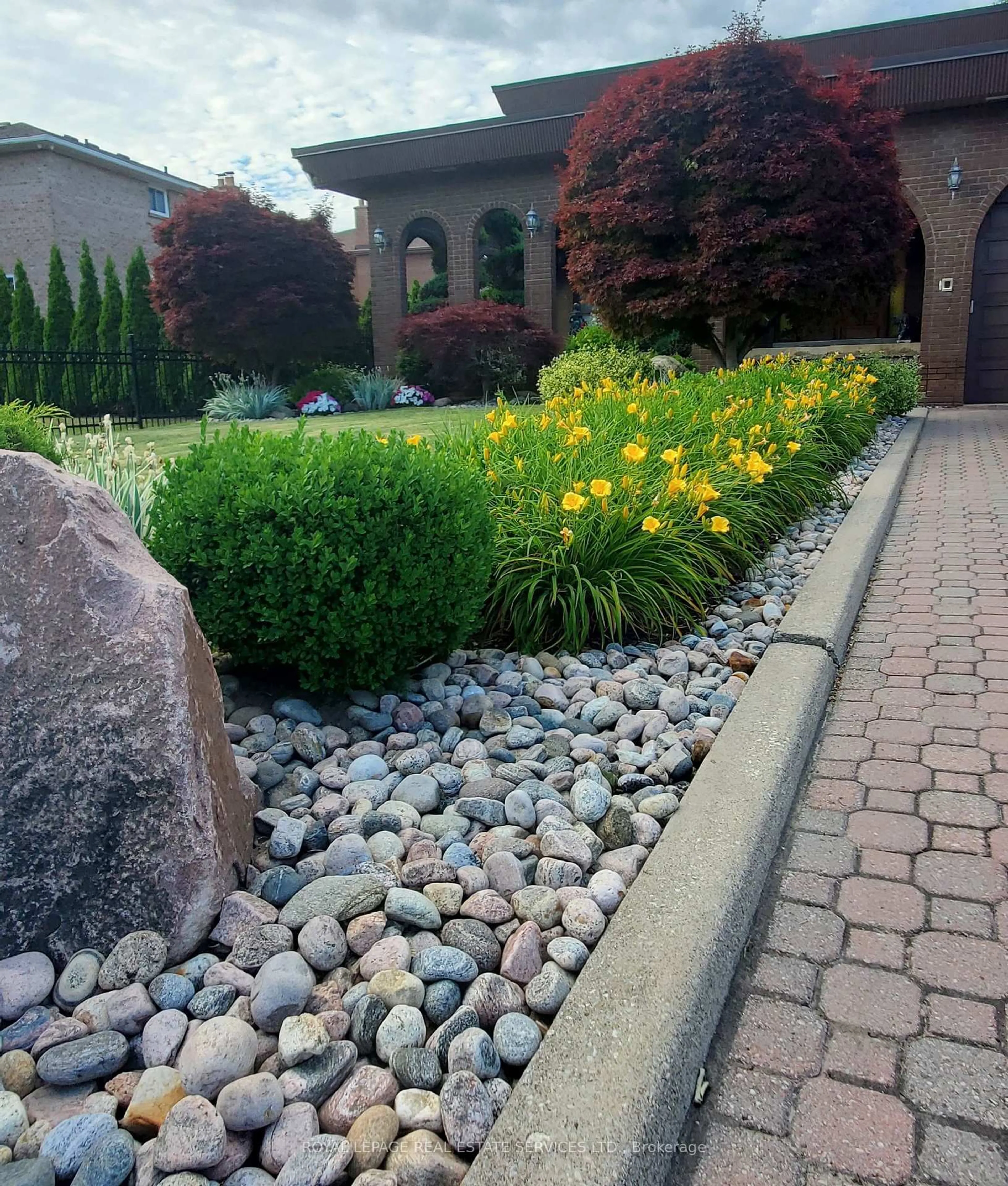 Patio, street for 44 Wigwoss Dr, Vaughan Ontario L4L 2P8