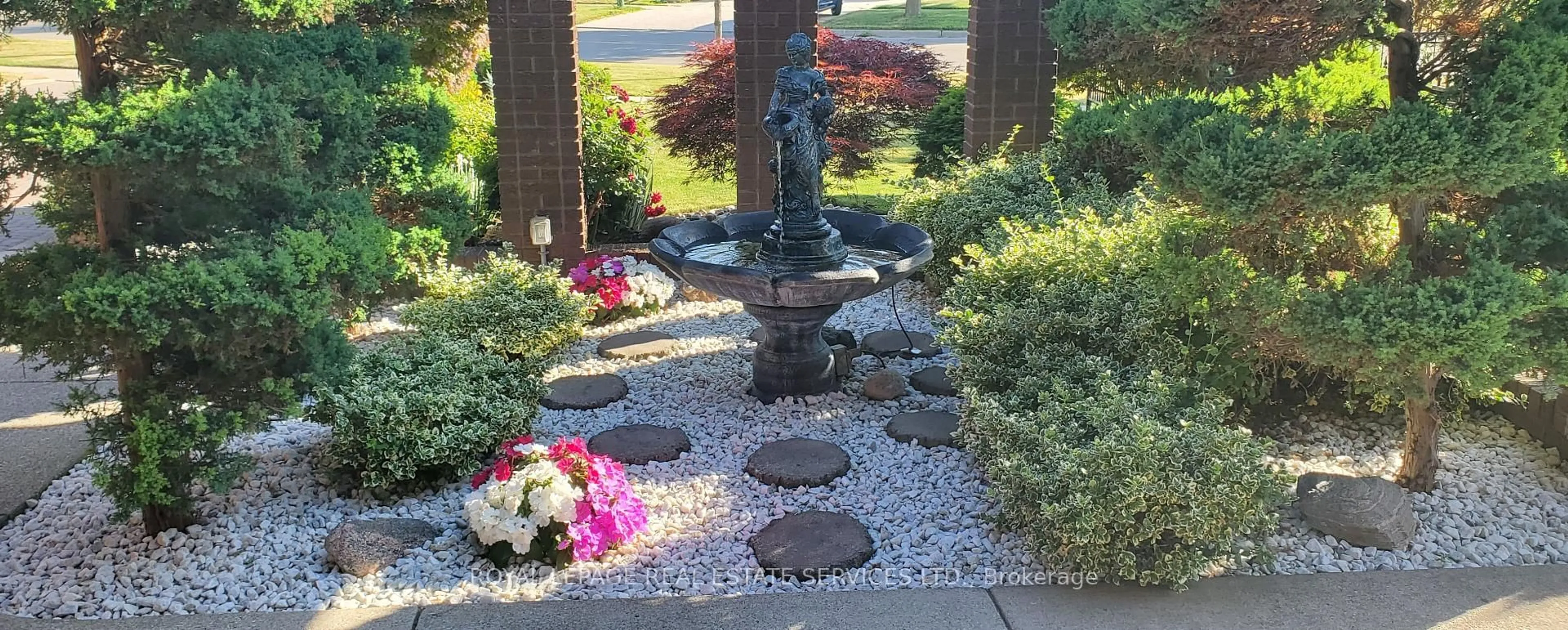 Patio, street for 44 Wigwoss Dr, Vaughan Ontario L4L 2P8