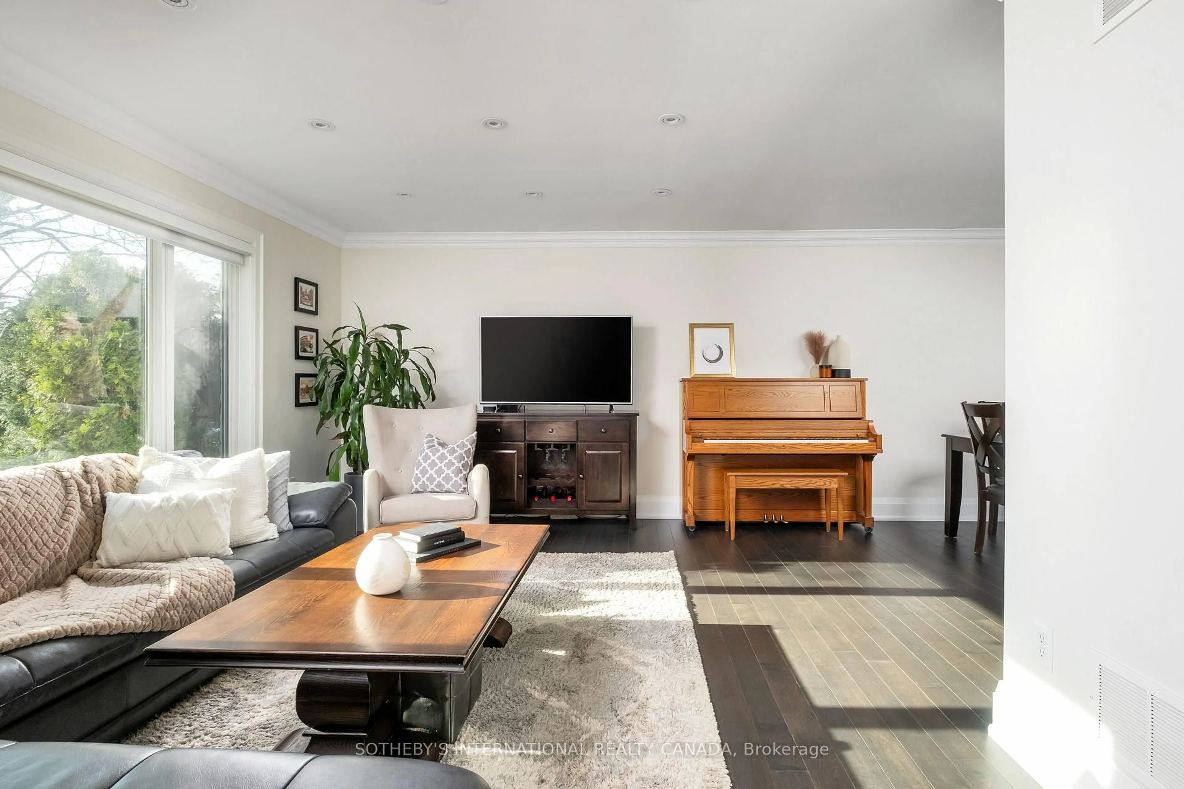 Living room with furniture, unknown for 36 Shieldmark Cres, Markham Ontario L3T 3T5