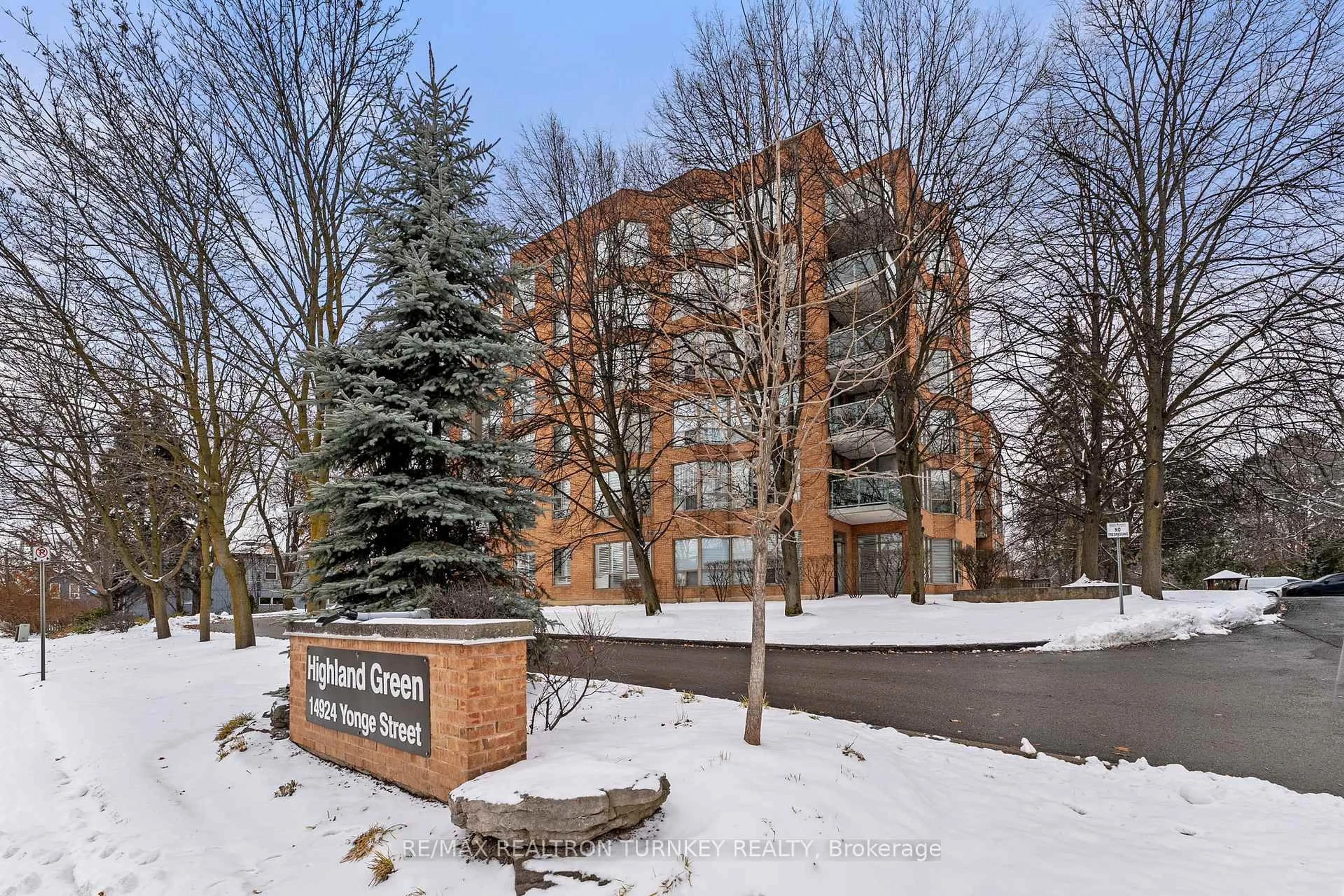 Indoor foyer for 14924 Yonge St #114, Aurora Ontario L4G 6H7