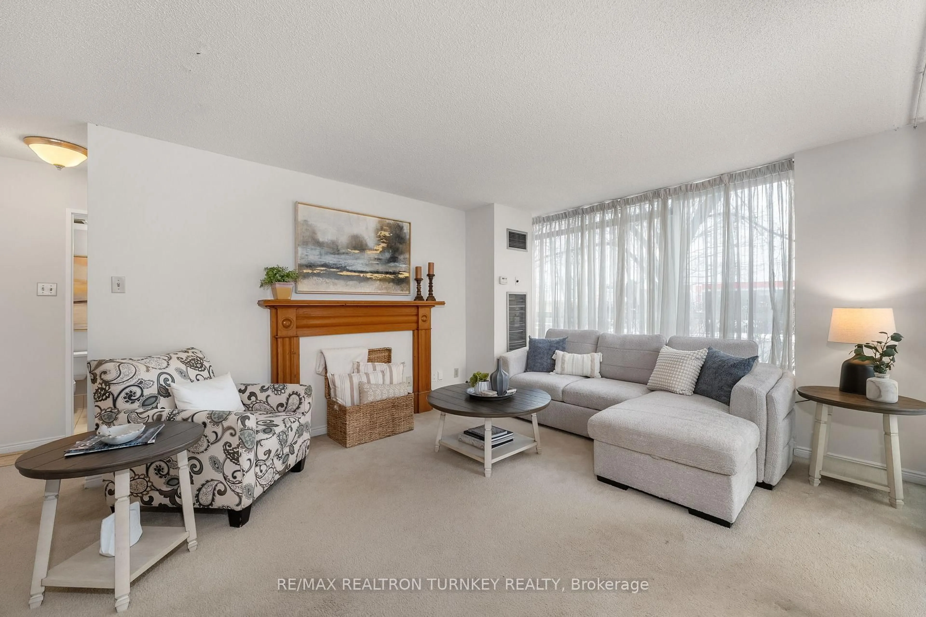Living room with furniture, unknown for 14924 Yonge St #114, Aurora Ontario L4G 6H7