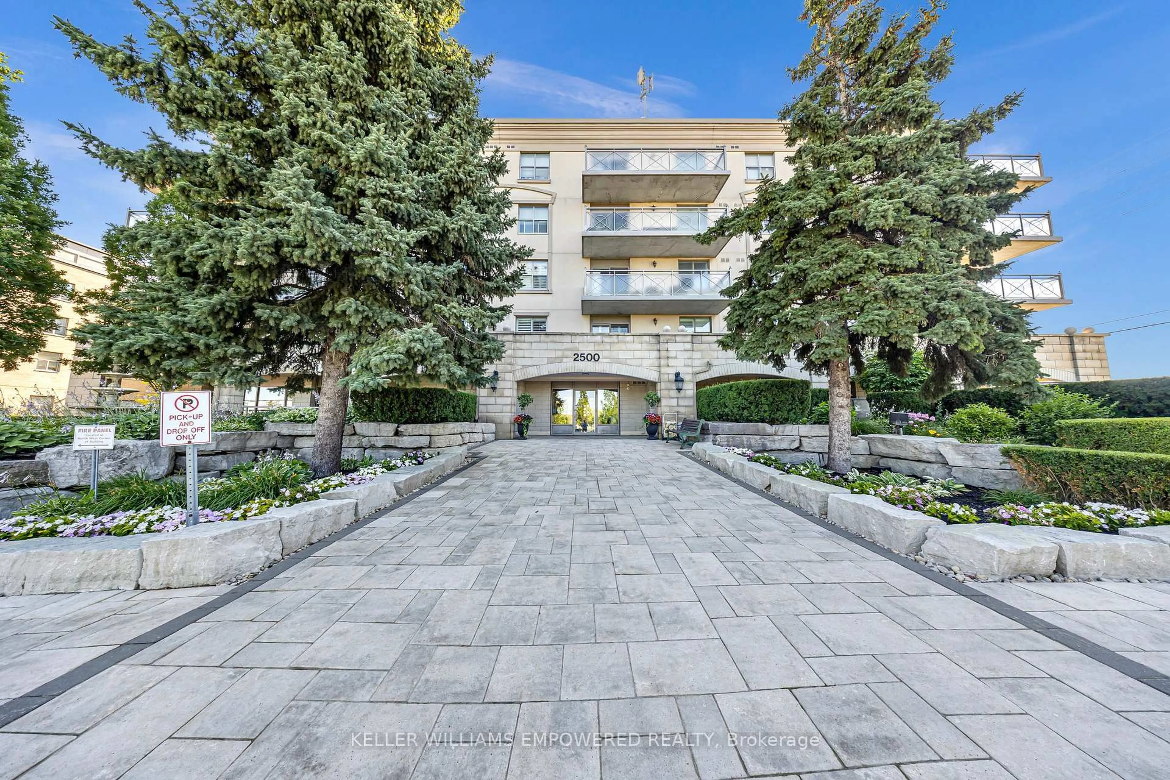 Patio, street for 2500 Rutherford Rd #202, Vaughan Ontario L4K 5N7