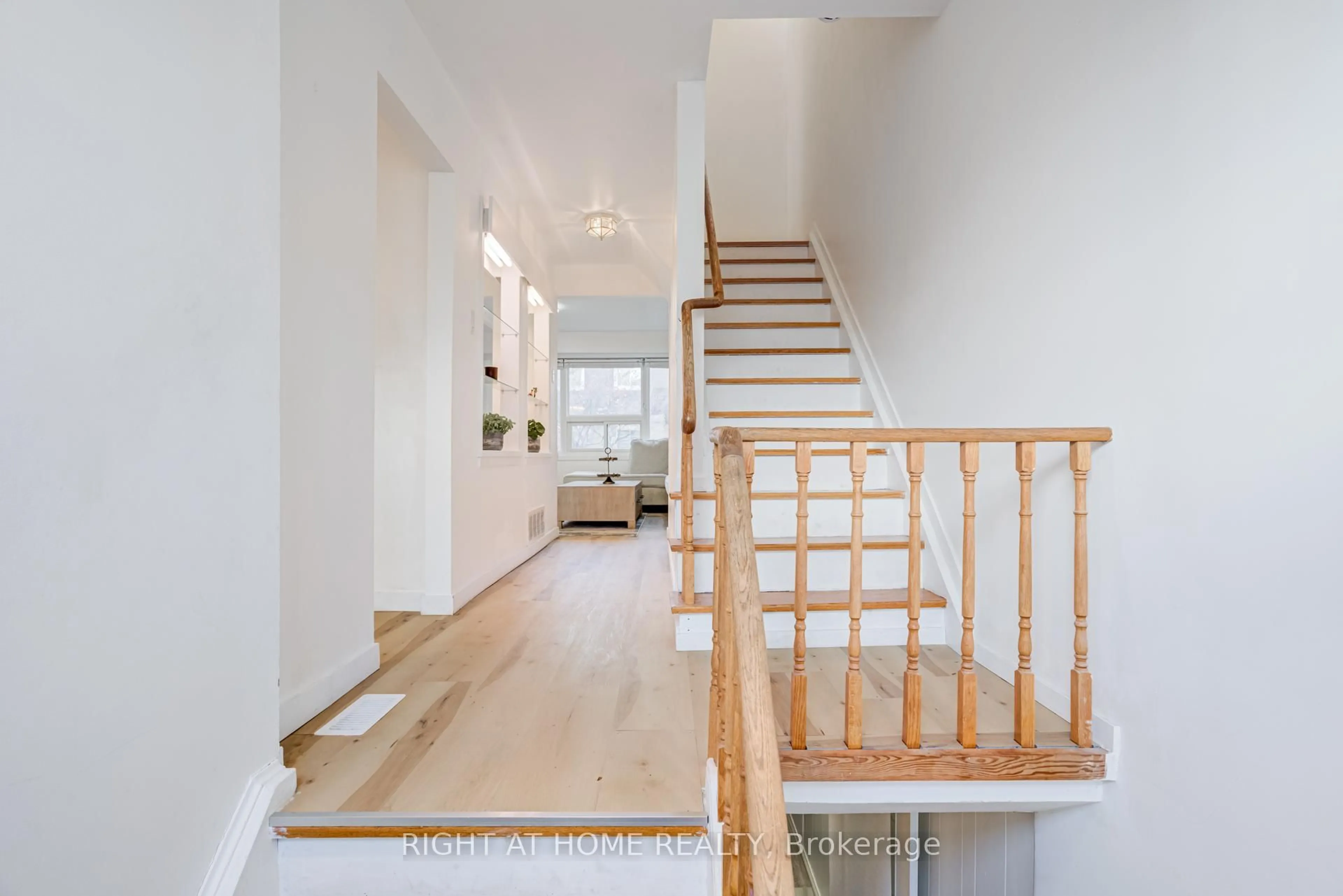 Indoor foyer for 37 The Carriage Way #37, Markham Ontario L3T 4V1