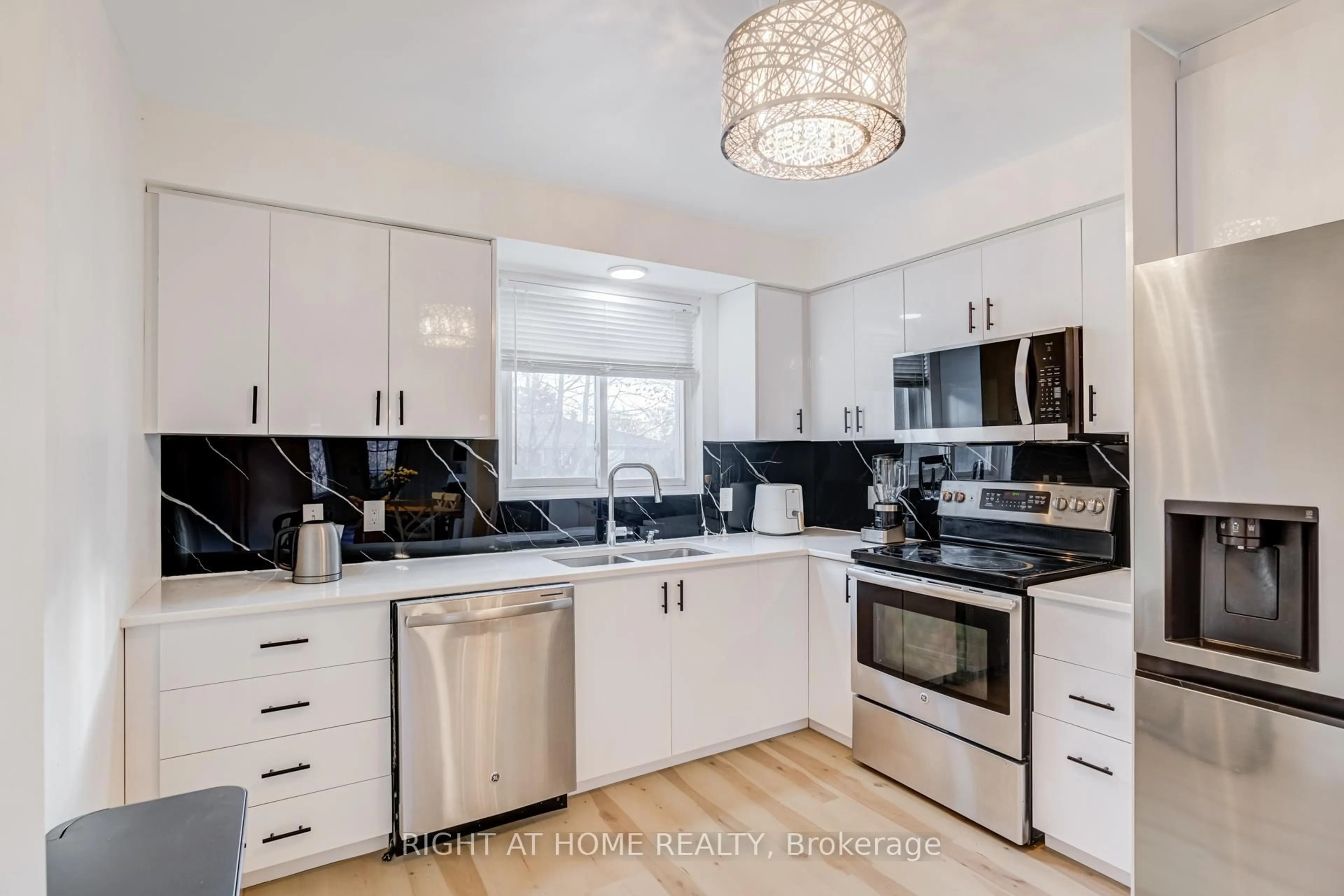 Open concept kitchen, ceramic/tile floor for 37 The Carriage Way #37, Markham Ontario L3T 4V1