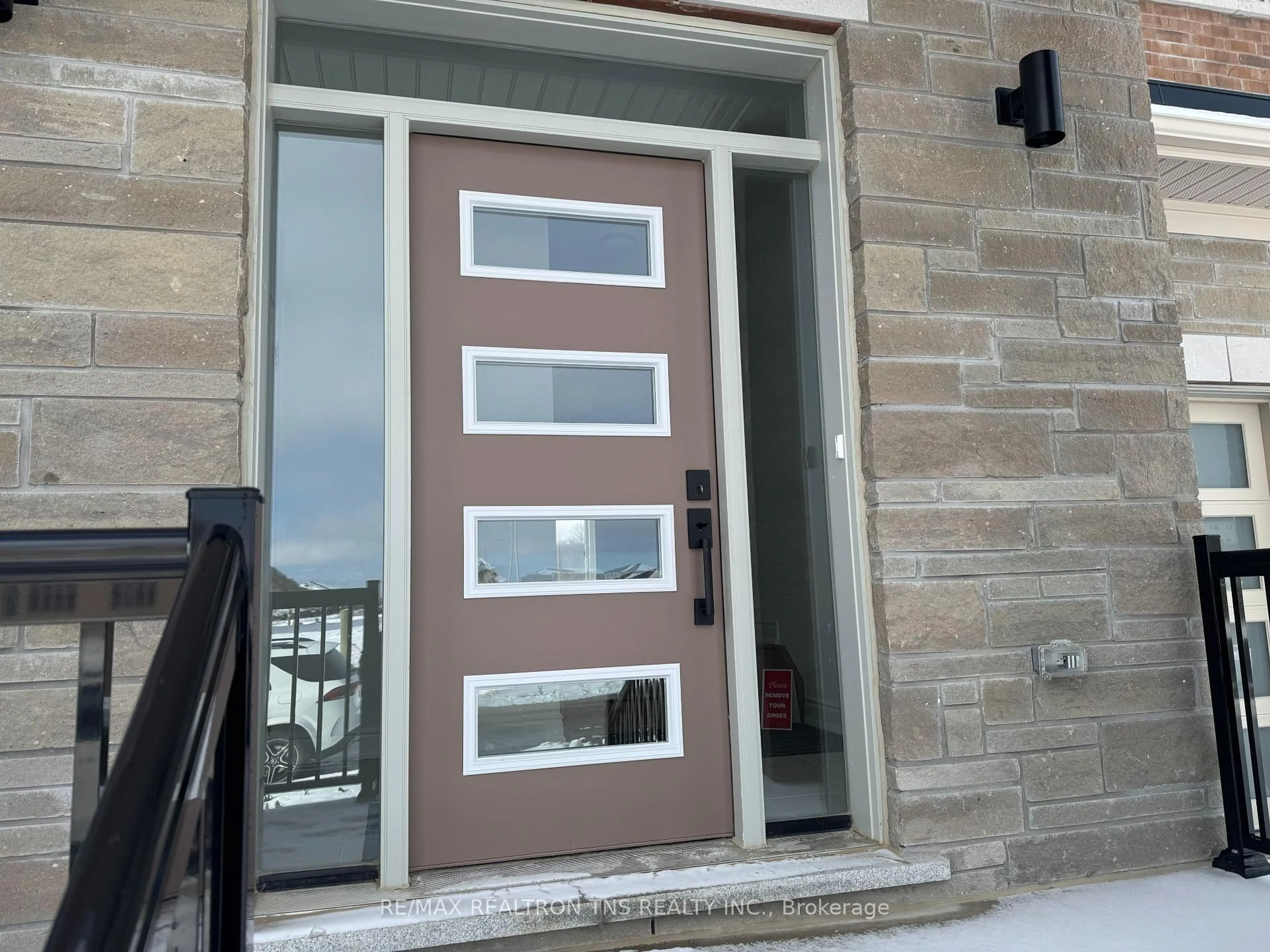 Indoor entryway for 32 Furon St, Richmond Hill Ontario L4E 1M9