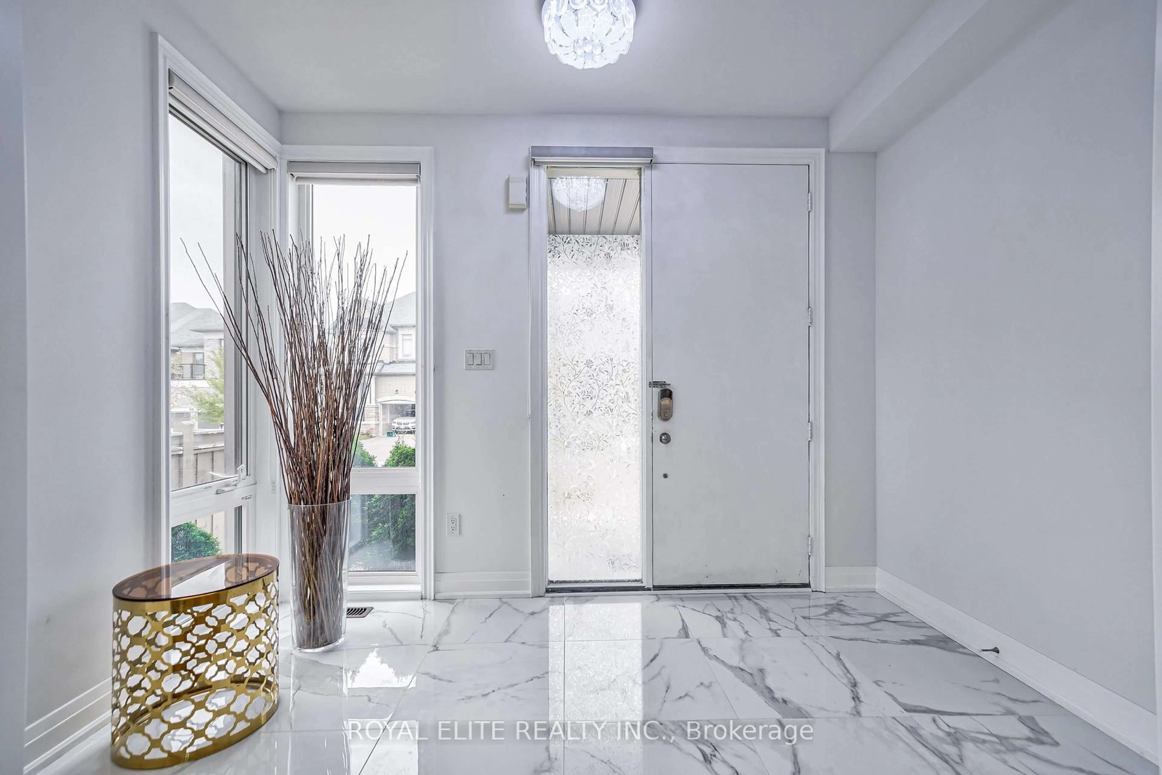 Indoor entryway for 40 Conklin Cres, Aurora Ontario L4G 0Z2