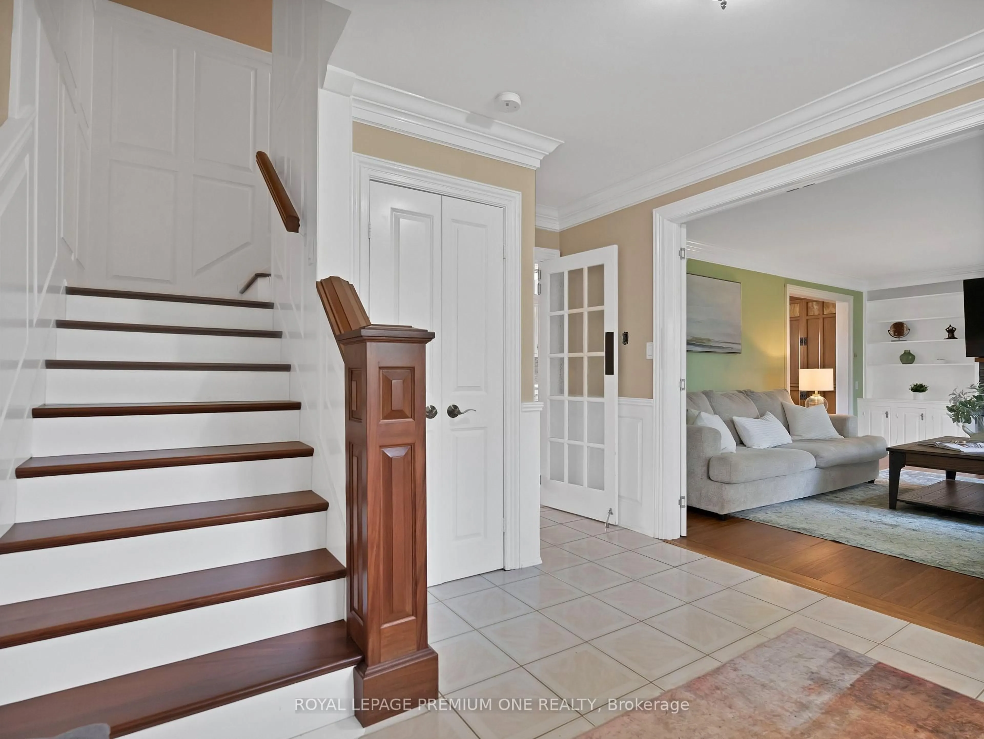 Indoor entryway for 6921 4th Line, New Tecumseth Ontario L0G 1W0