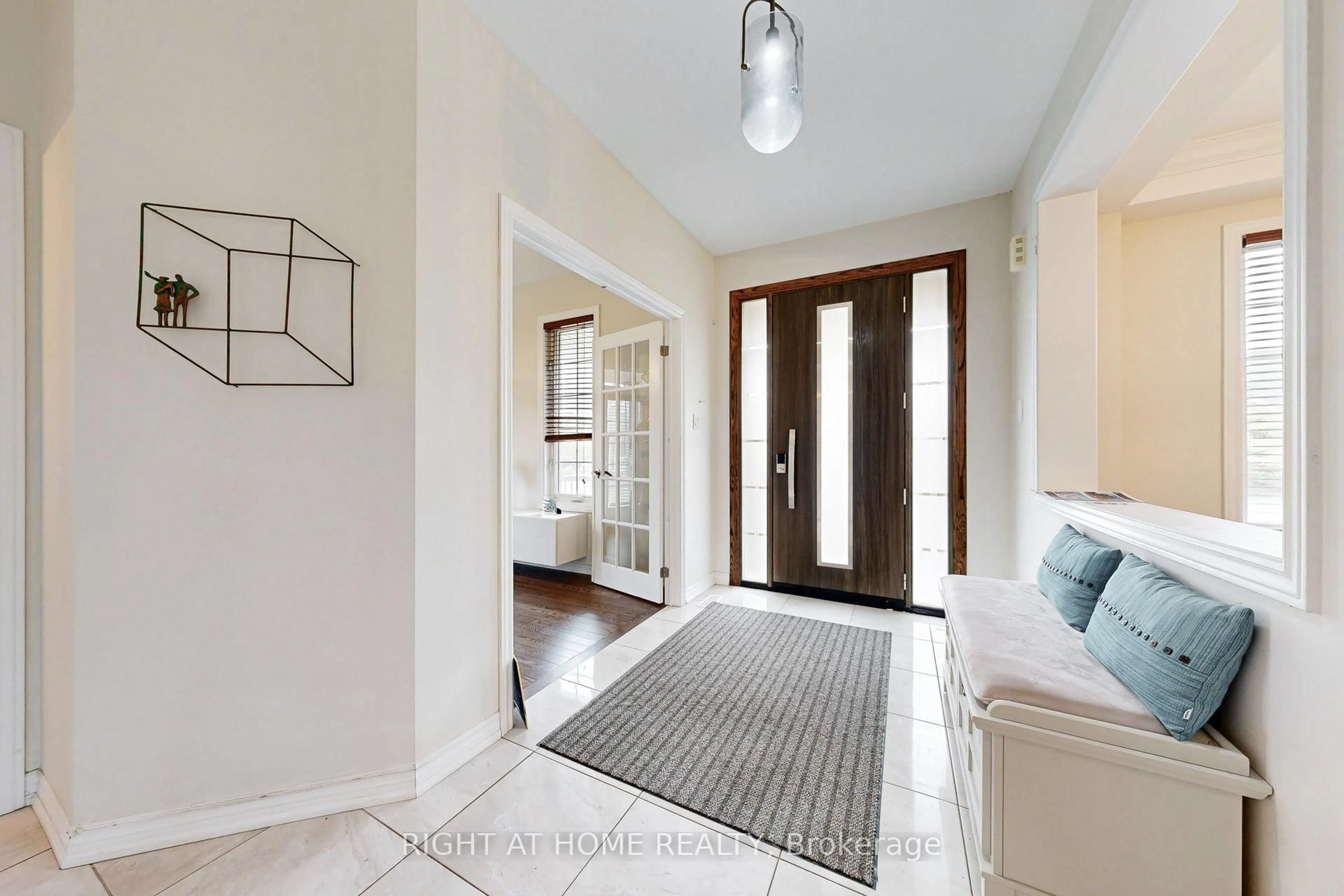 Indoor entryway for 27 Roy Rd, New Tecumseth Ontario L0G 1W0