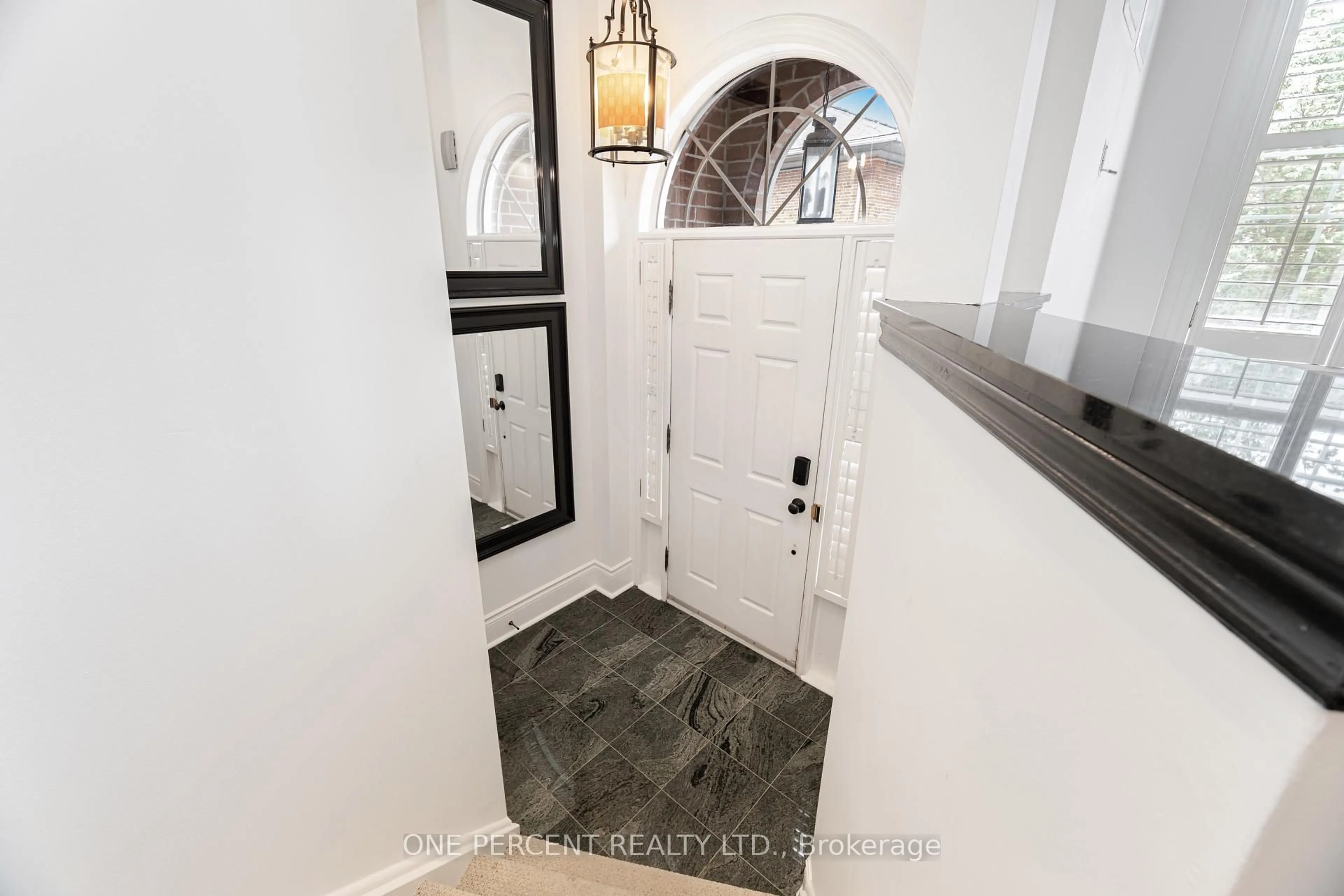 Indoor entryway for 8038 Yonge St #25, Vaughan Ontario L4J 1W3