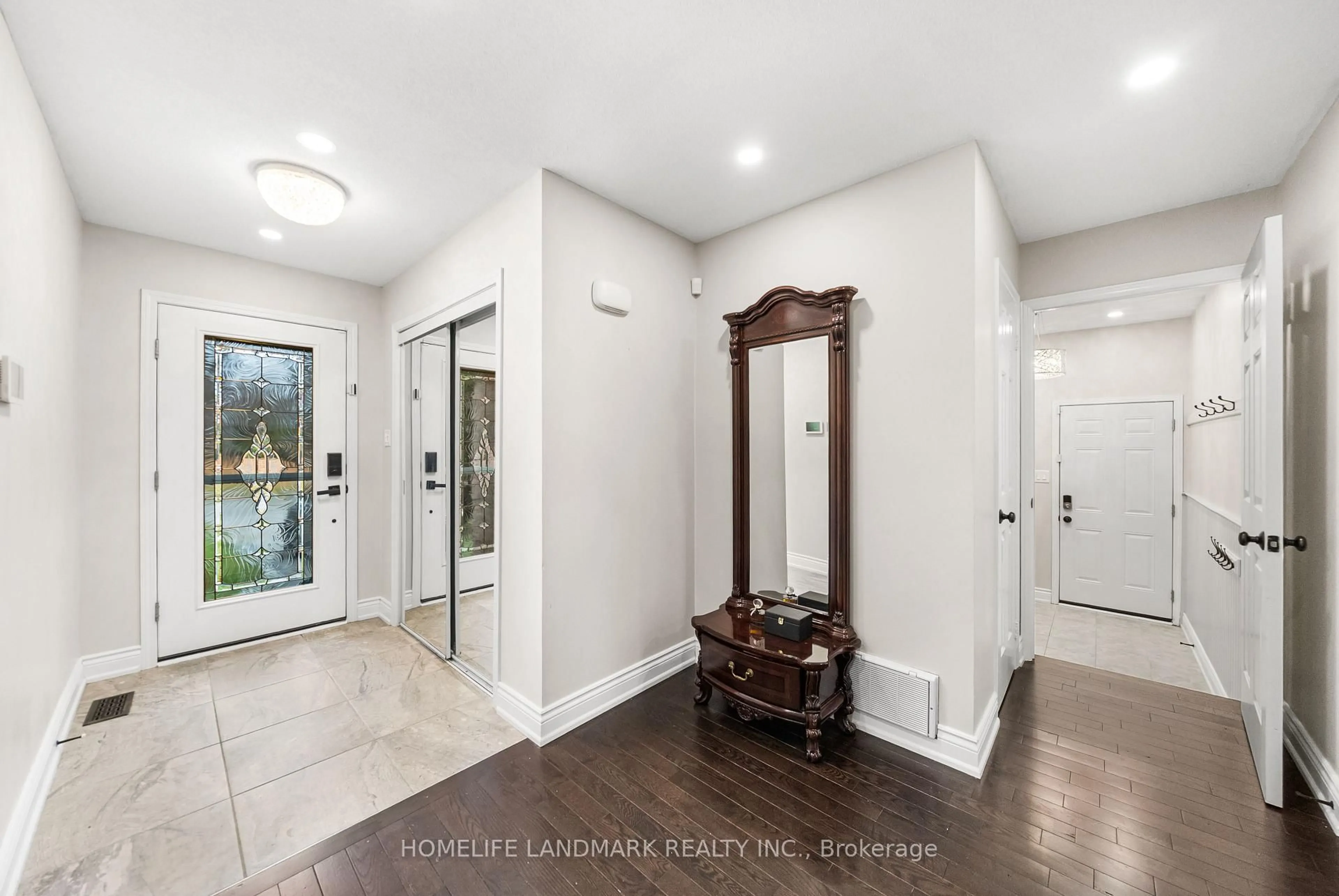 Indoor entryway for 333 Rannie Rd, Newmarket Ontario L3X 1K3