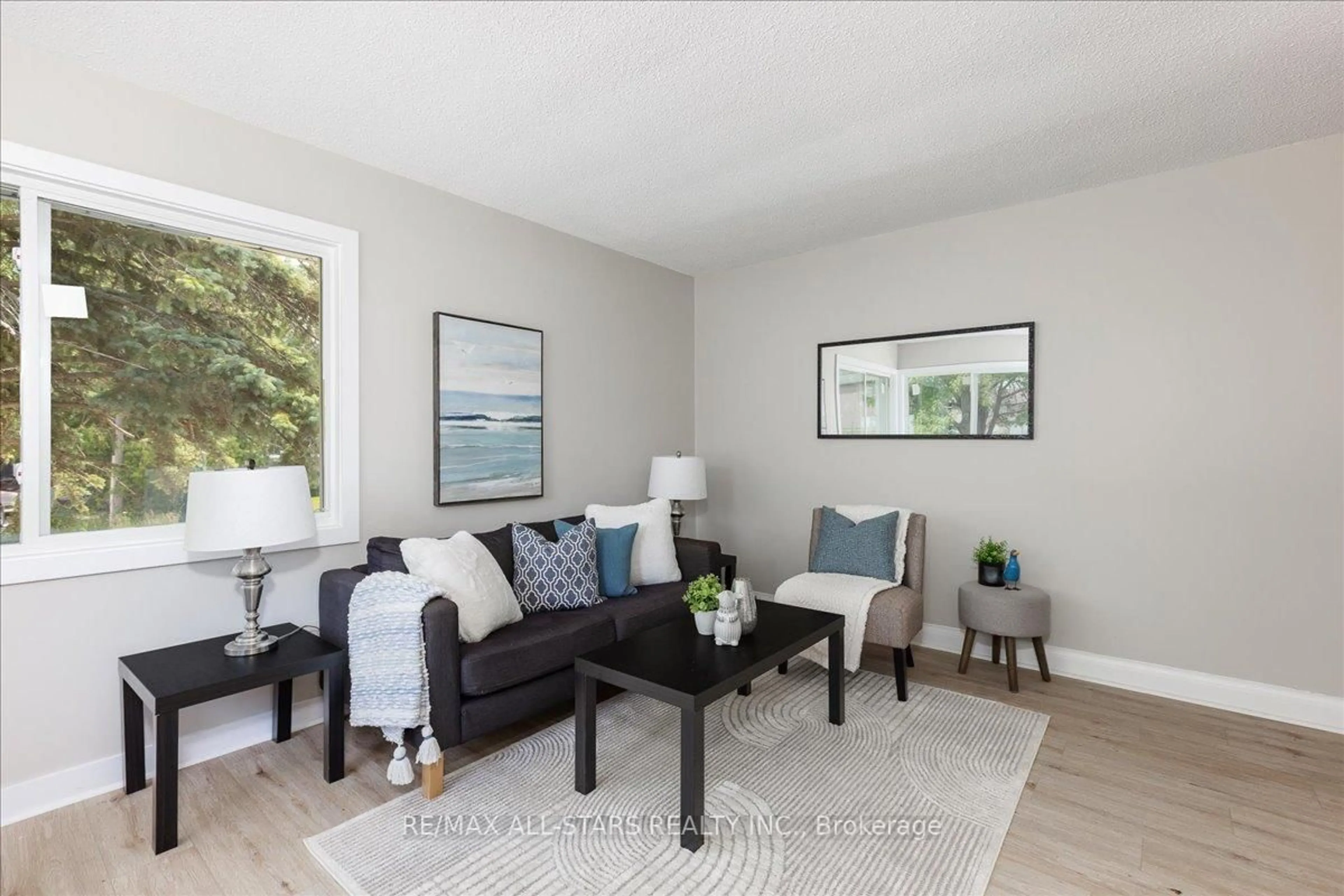 Living room with furniture, wood/laminate floor for 84 Metro Rd, Georgina Ontario L4P 1C4