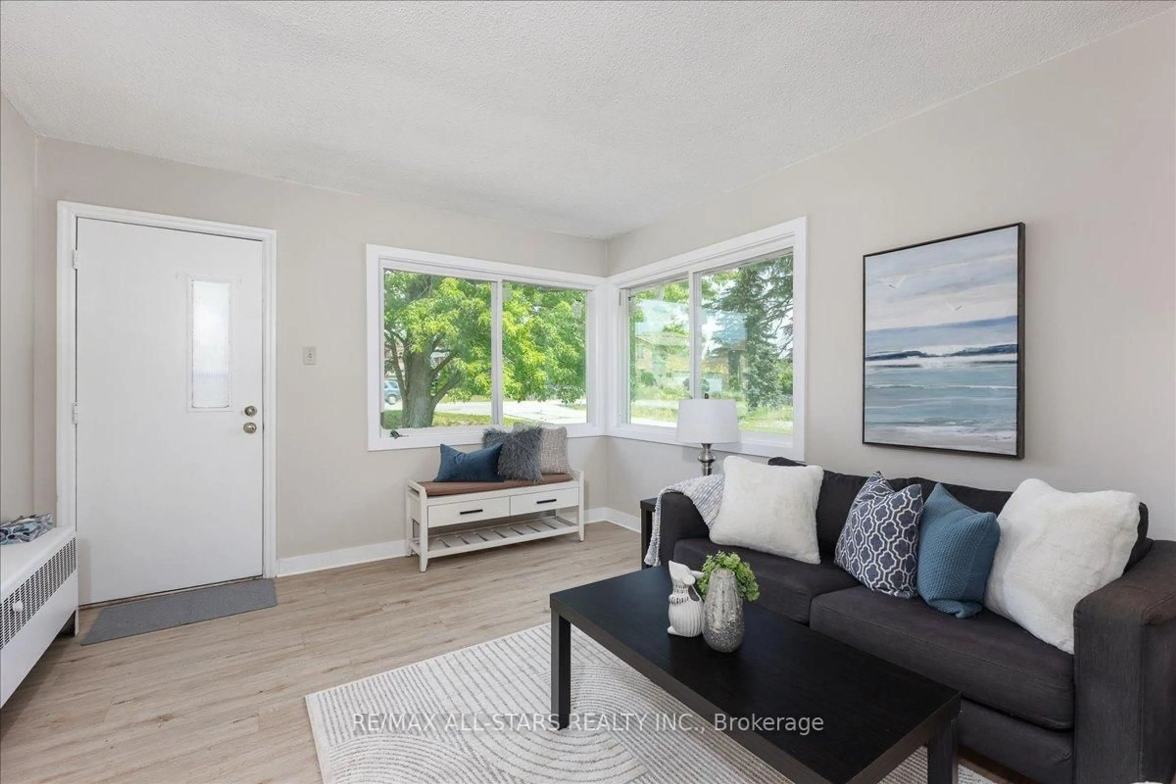 Living room with furniture, wood/laminate floor for 84 Metro Rd, Georgina Ontario L4P 1C4