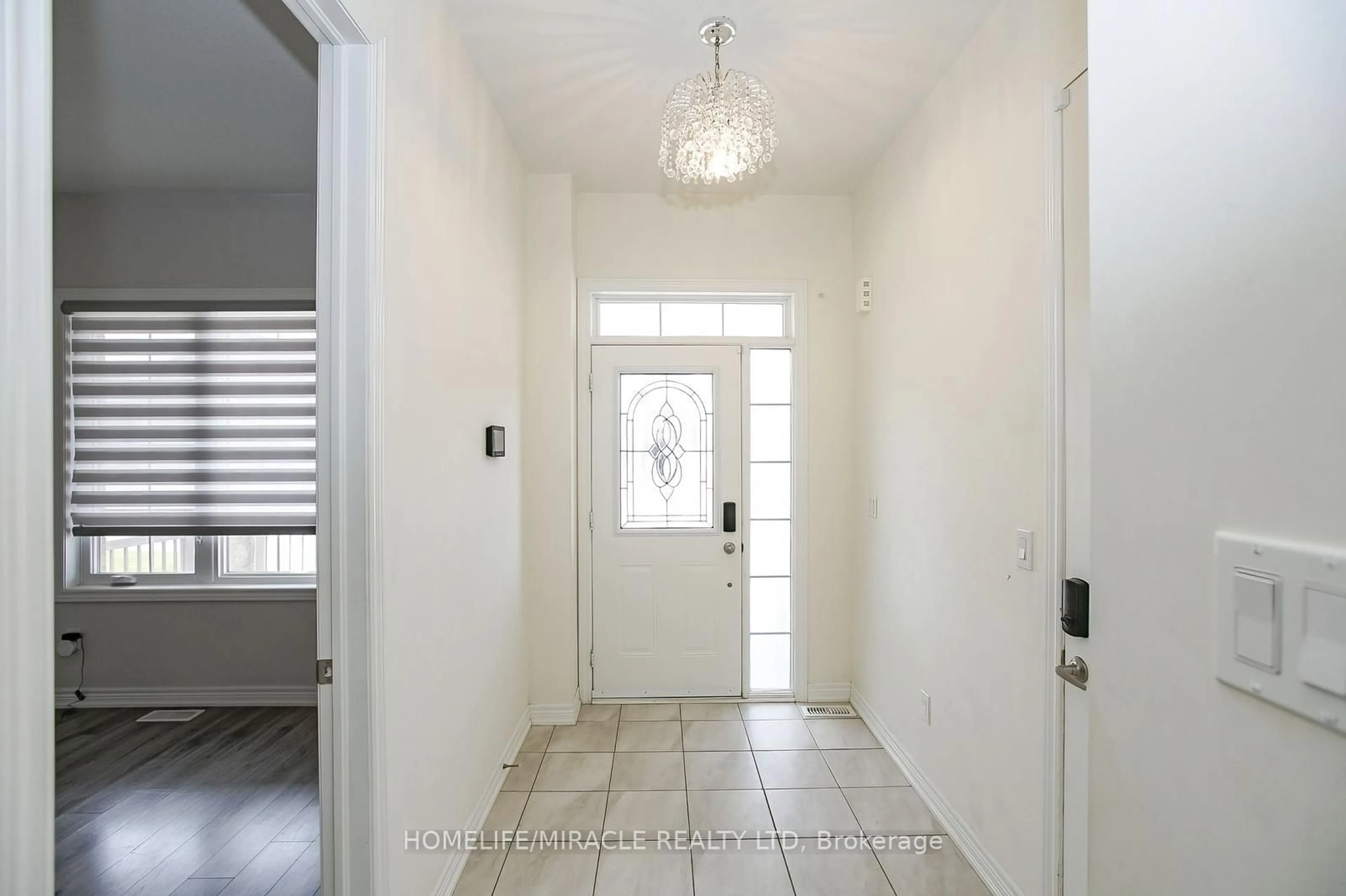 Indoor entryway for 131 Kingsmere Cres, New Tecumseth Ontario L9R 0K8