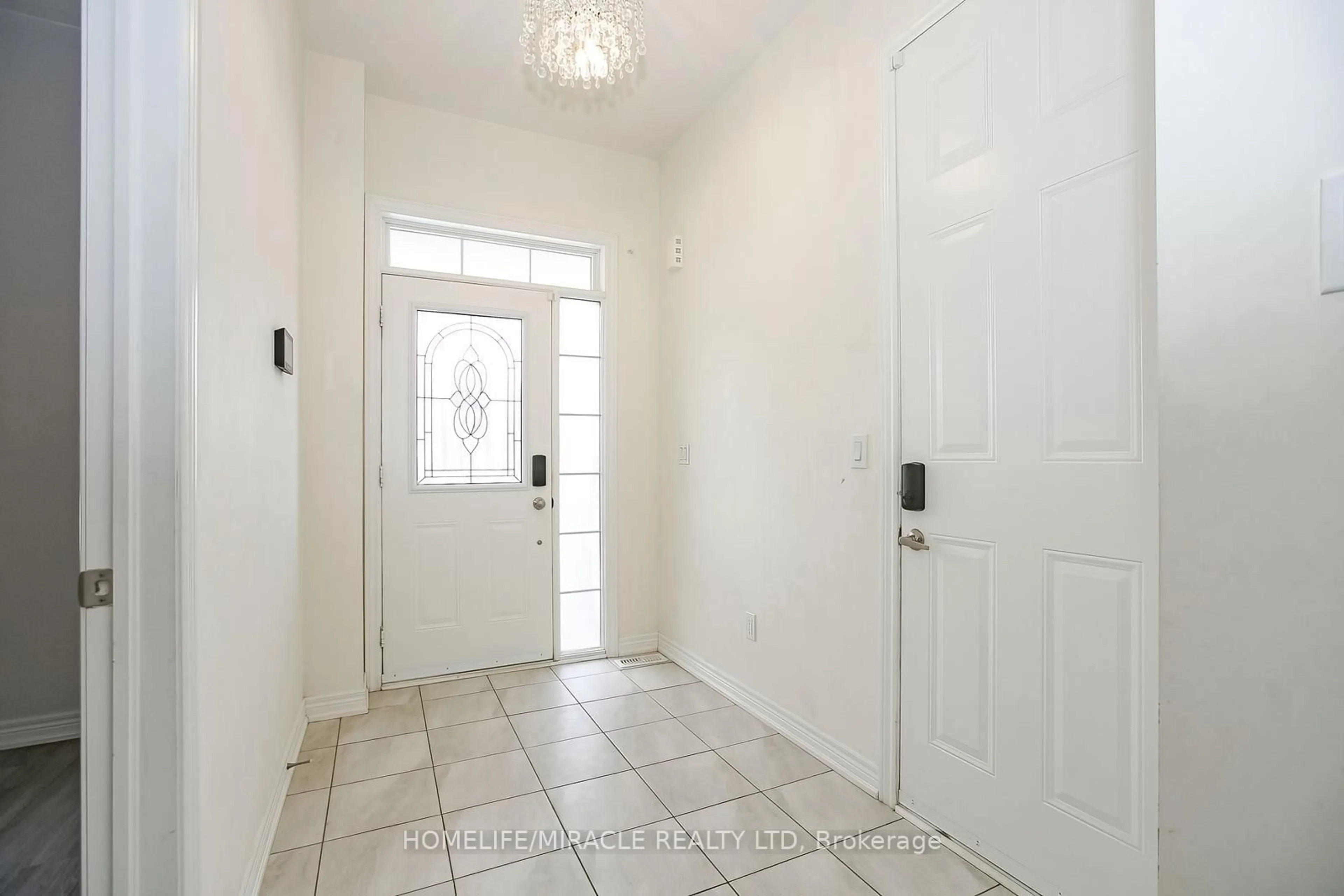 Indoor entryway for 131 Kingsmere Cres, New Tecumseth Ontario L9R 0K8