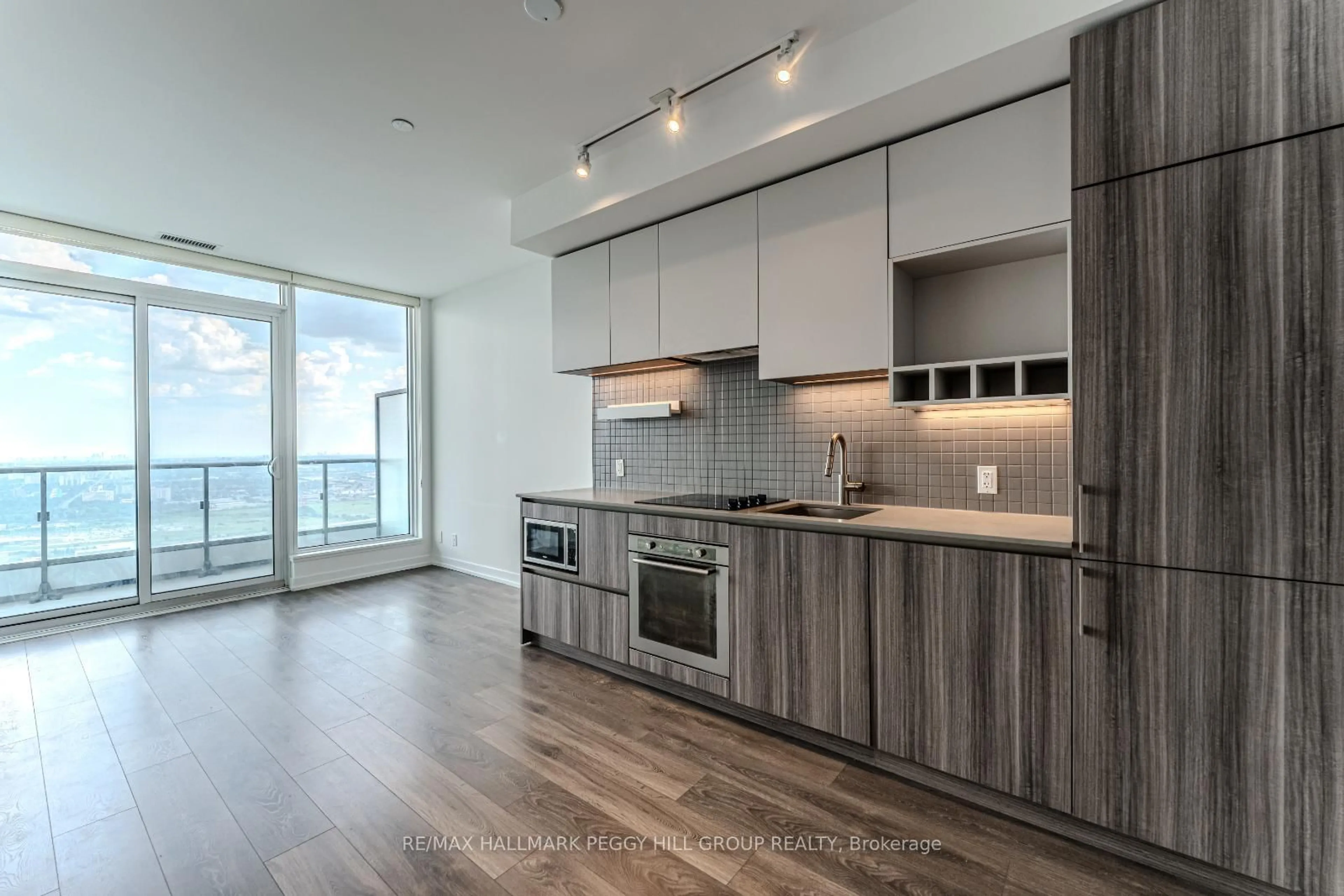 Open concept kitchen, wood/laminate floor for 5 Buttermill Ave #PH05, Vaughan Ontario L4K 0J5