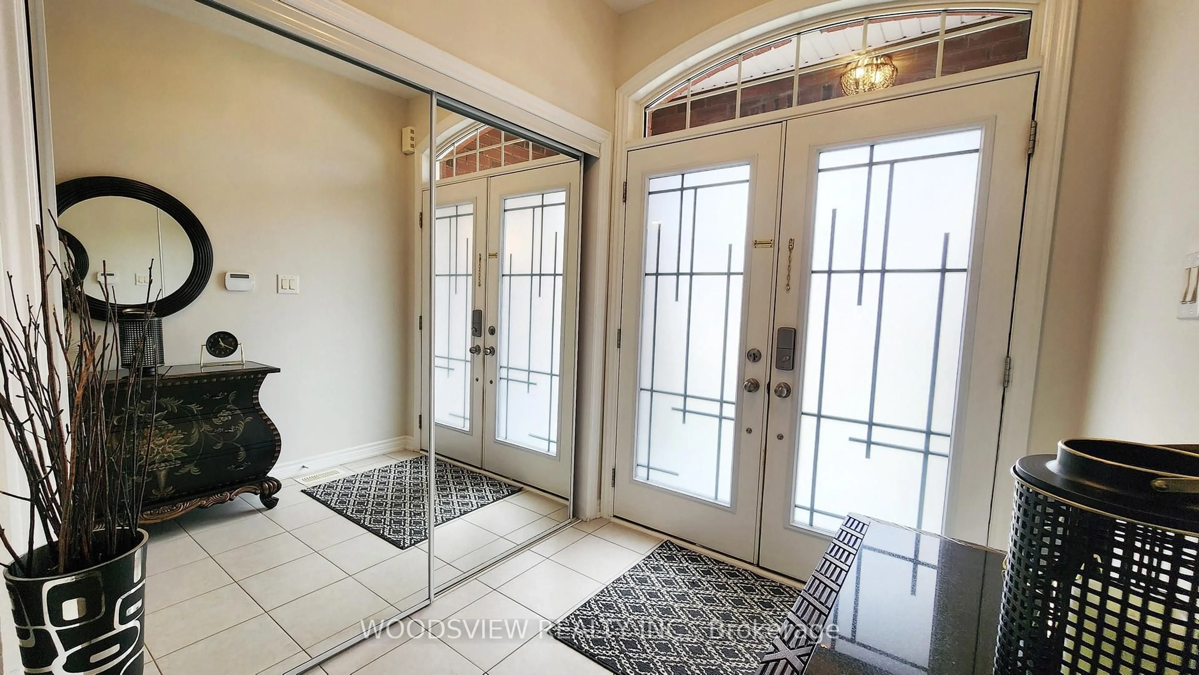 Indoor entryway for 2220 Dawson Cres, Innisfil Ontario L9S 0G9