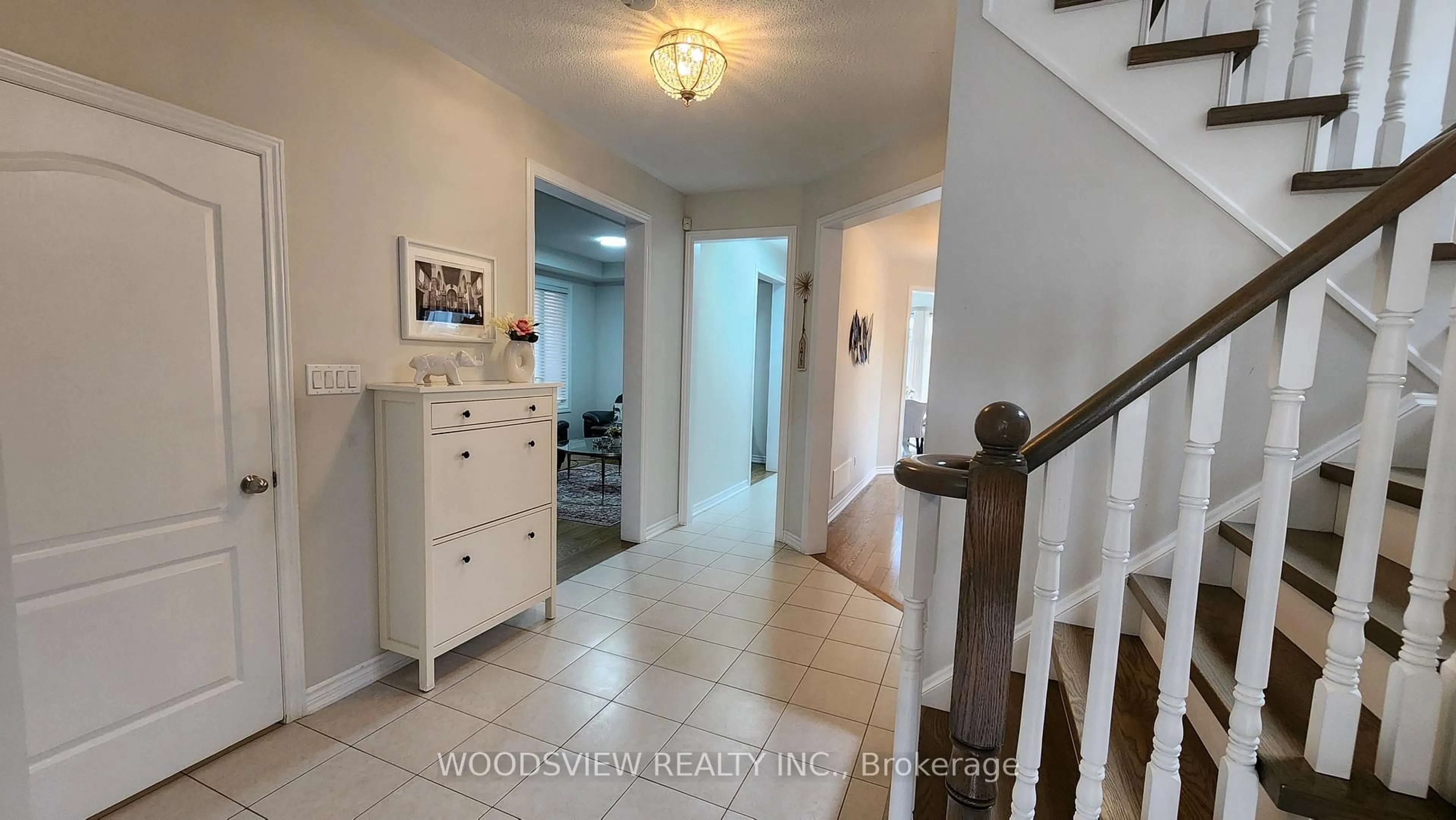 Indoor entryway for 2220 Dawson Cres, Innisfil Ontario L9S 0G9