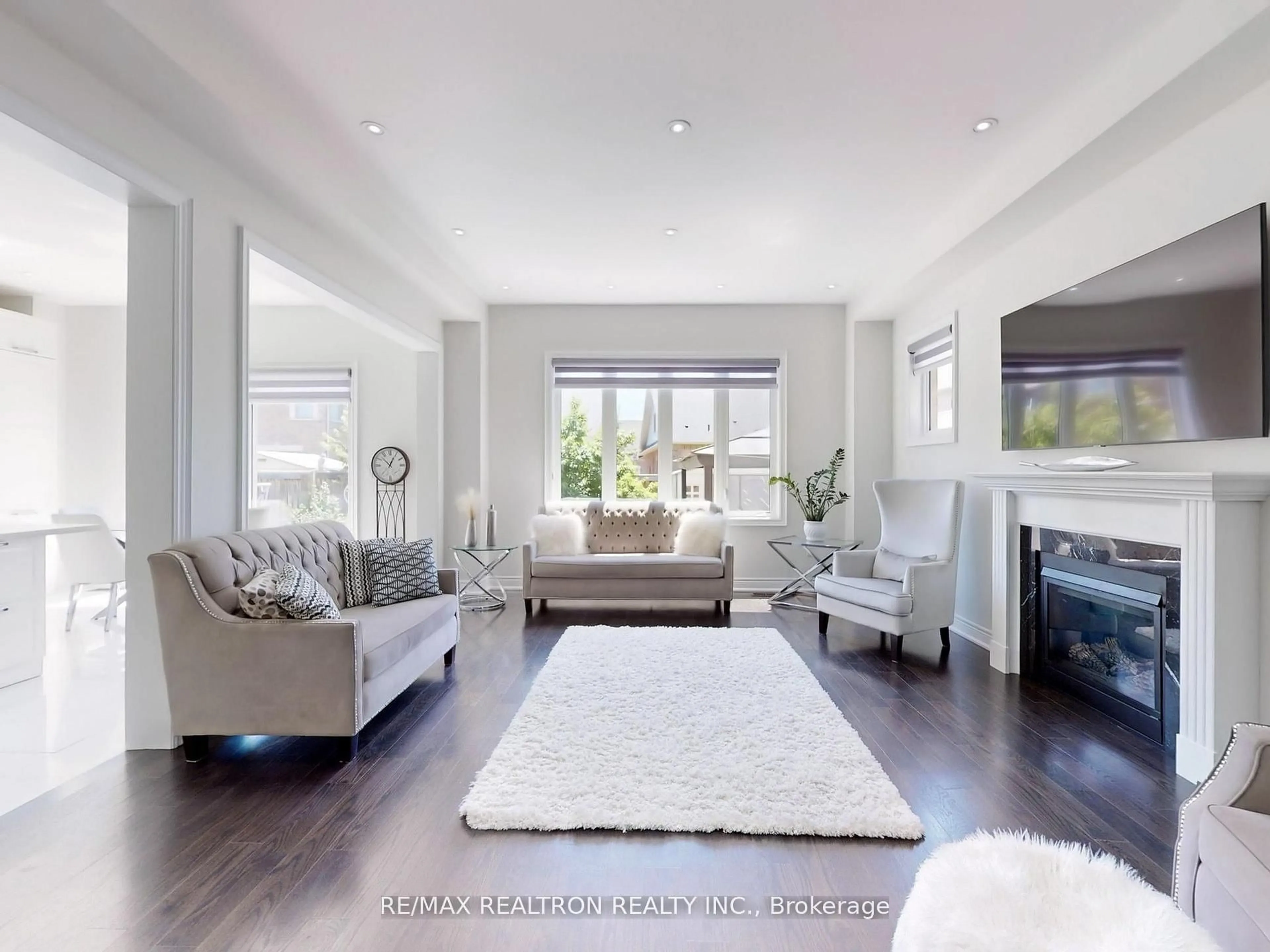 Living room with furniture, unknown for 39 Aelick Crt, Bradford West Gwillimbury Ontario L3Z 0S9