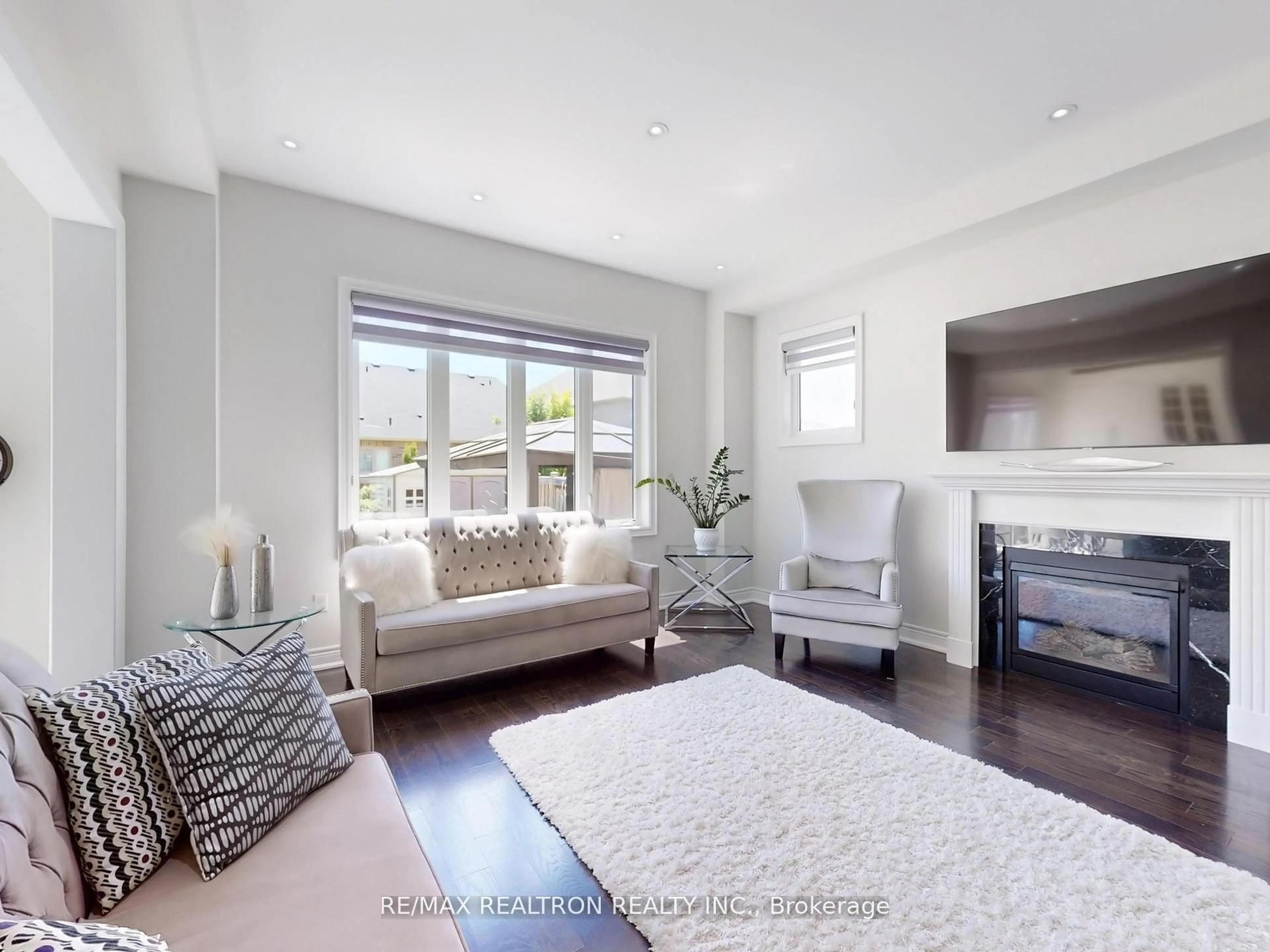 Living room with furniture, unknown for 39 Aelick Crt, Bradford West Gwillimbury Ontario L3Z 0S9