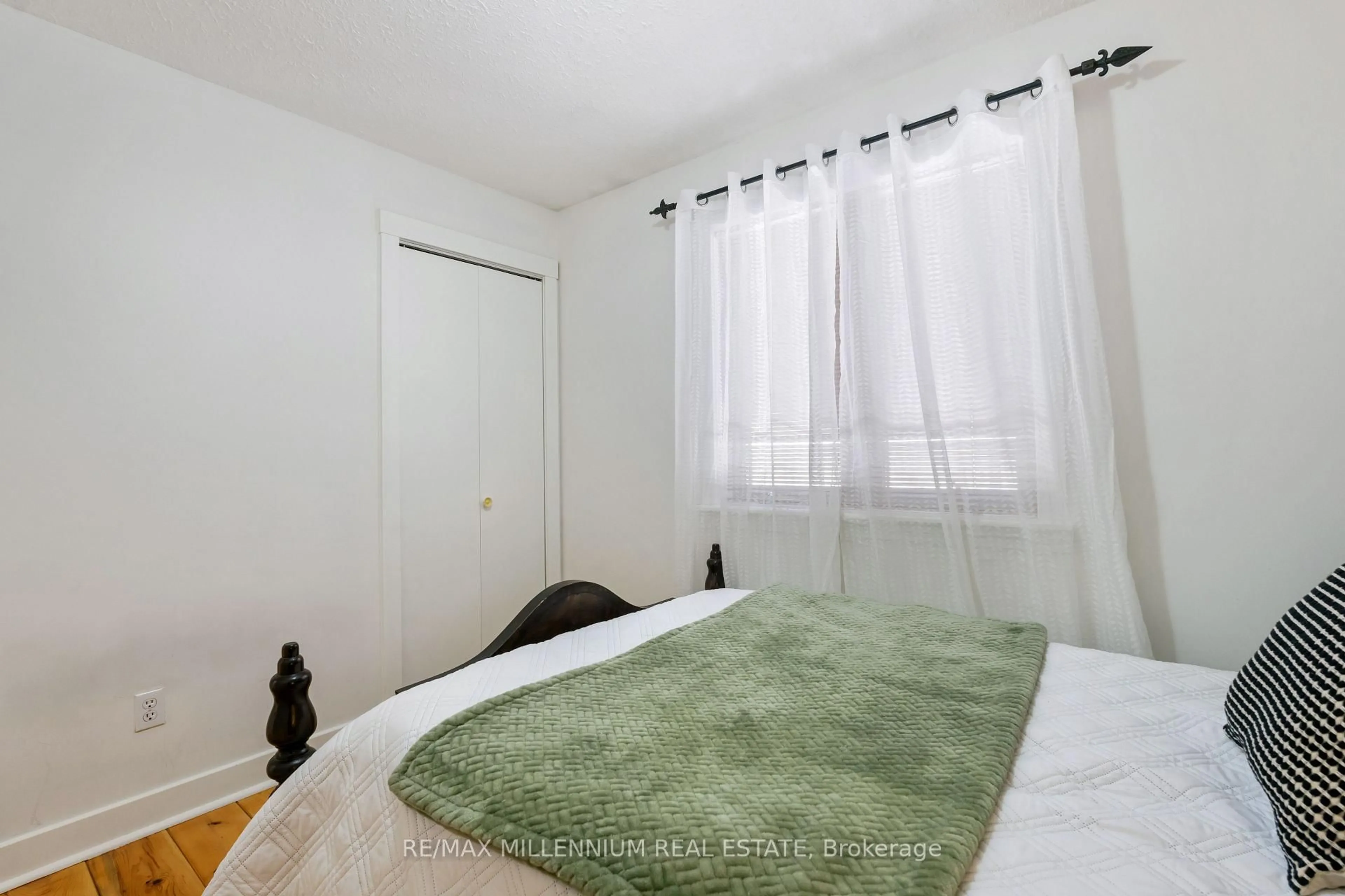 Bedroom with bed, unknown for 759 Chestnut St, Innisfil Ontario L9S 2H8