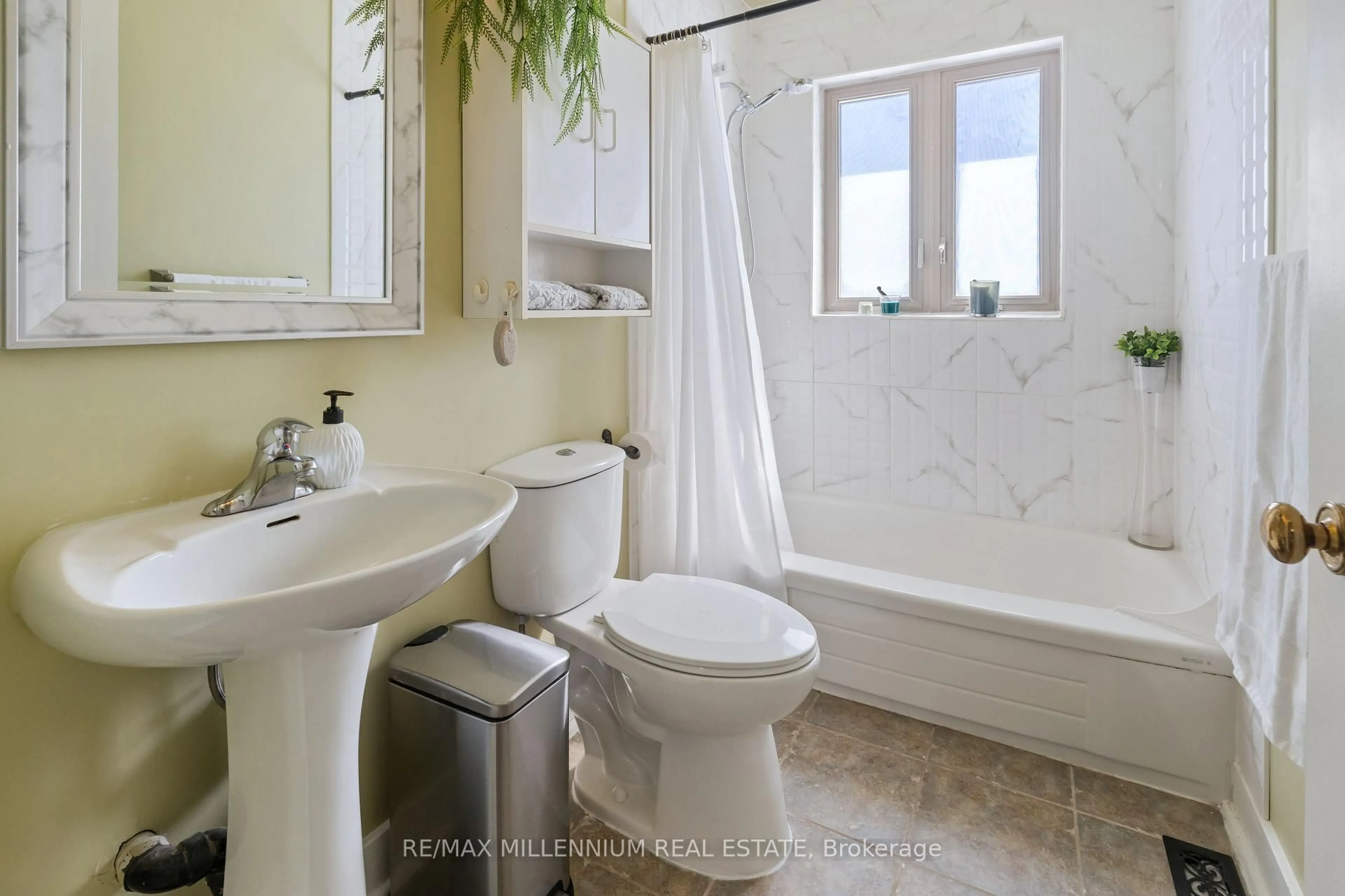 Standard bathroom, ceramic/tile floor for 759 Chestnut St, Innisfil Ontario L9S 2H8