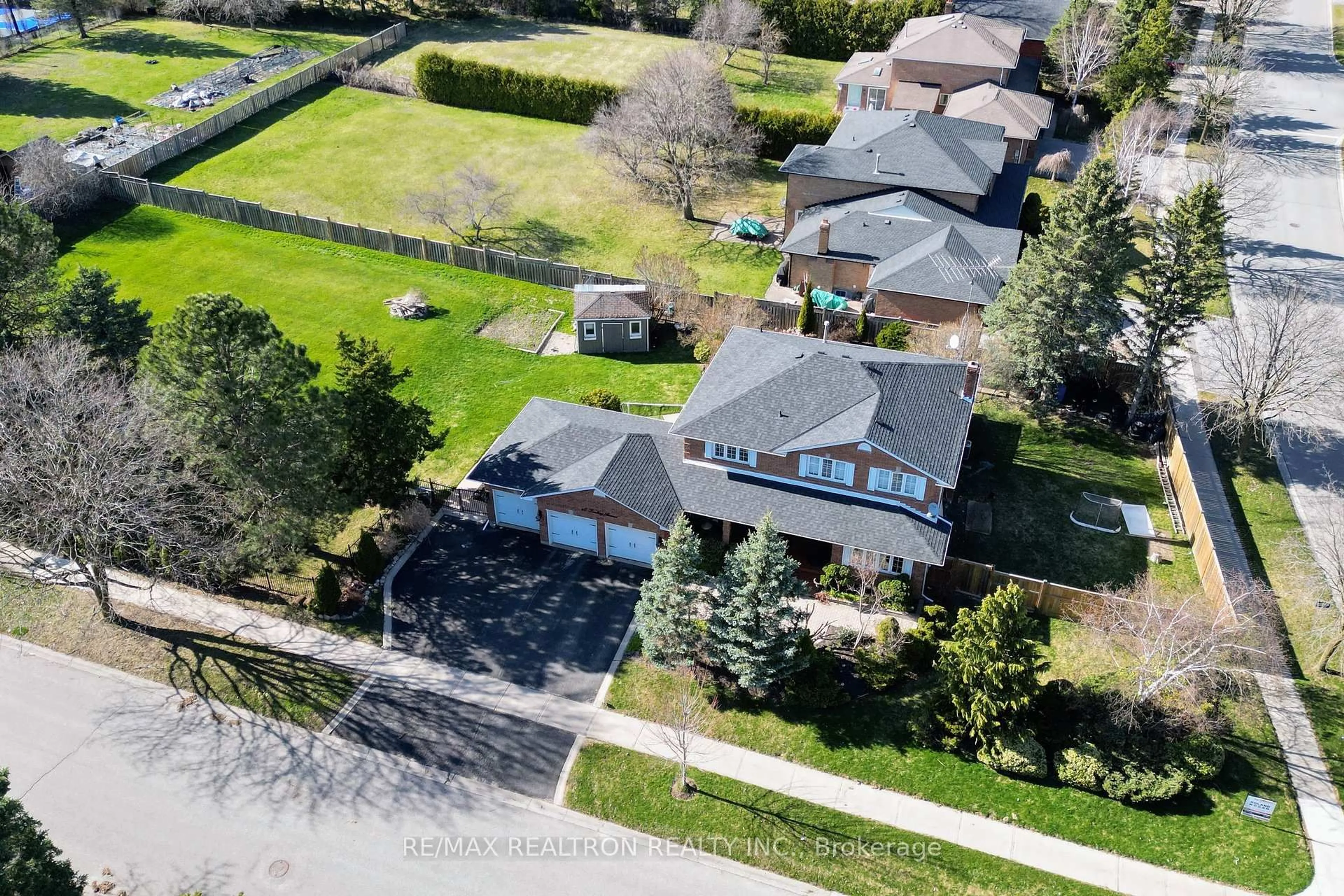 A pic from outside/outdoor area/front of a property/back of a property/a pic from drone, street for 80 Findlay Ave, King Ontario L7B 1E1