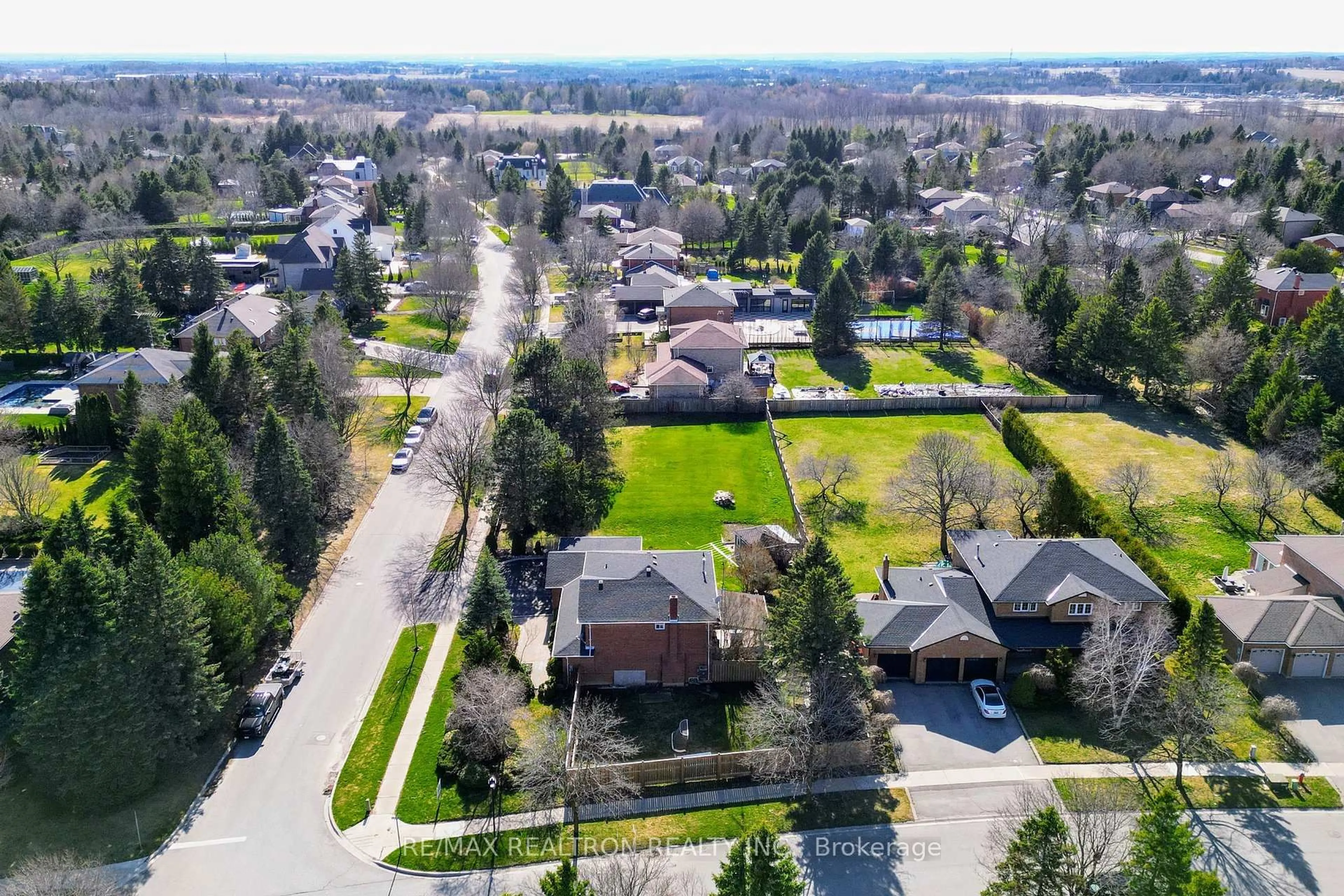 A pic from outside/outdoor area/front of a property/back of a property/a pic from drone, street for 80 Findlay Ave, King Ontario L7B 1E1